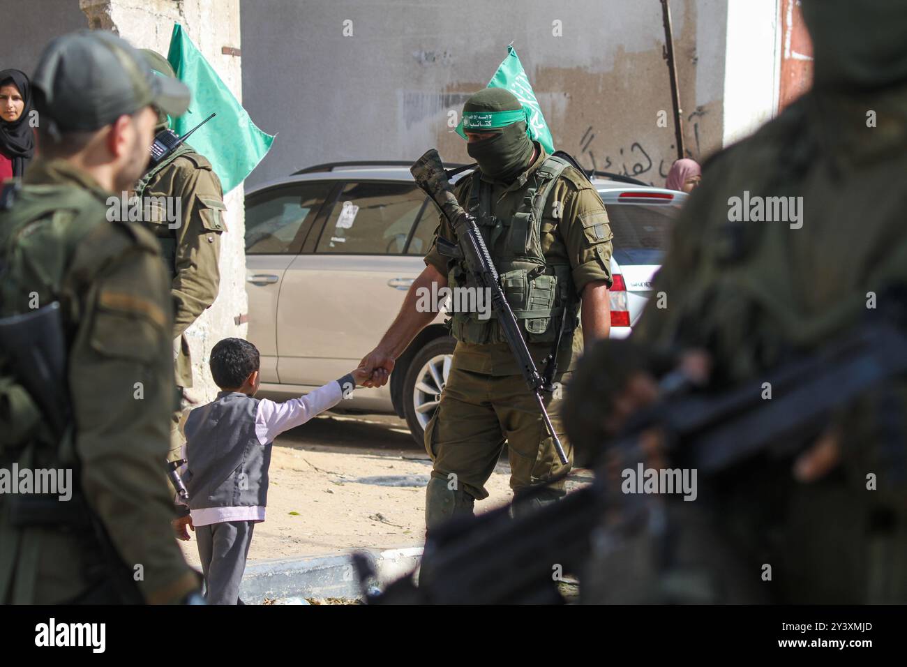 Gaza, Palestina. 11 novembre 2019. Le Brigate di Izz al-DIN al-Qassam organizzano una marcia militare a Khan Younis, nella Striscia di Gaza meridionale. Il portavoce di Izz al-DIN Qassam, Abu Obeida, è intervenuto durante l'evento. Le brigate di al-Qassam sono l'ala militare del movimento di resistenza islamica di Hamas Foto Stock