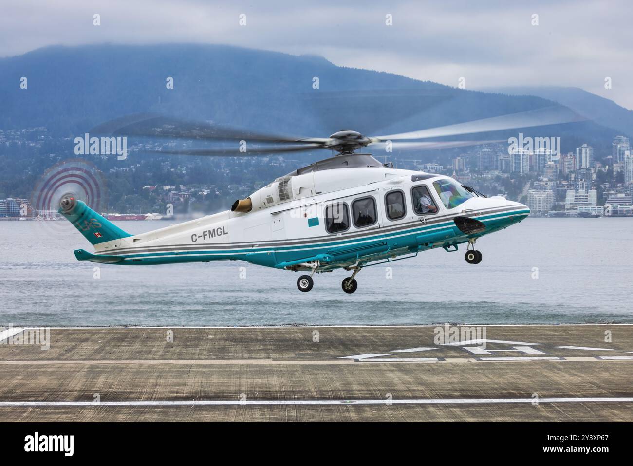 Canada, Vancouver 10. Agosto 2024: C-FMGL - Leonardo AW139 dalla London Air Services Foto Stock