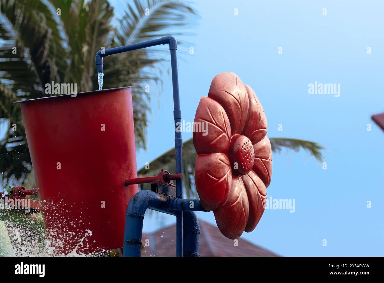 L'acqua fuoriesce dall'attrazione del secchio d'acqua del parco acquatico. Spruzzi d'acqua sul secchio ribaltabile o sul secchio d'acqua in piscina. Parco acquatico e piscina Foto Stock