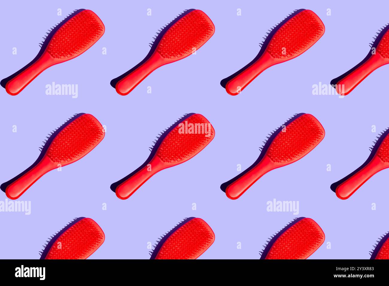 Foto vibrante di pettini rossi con collage ripetuto su sfondo viola. Il design ispirato alla pop art aggiunge un tocco di eleganza, perfetto per catturare l'attenzione Foto Stock