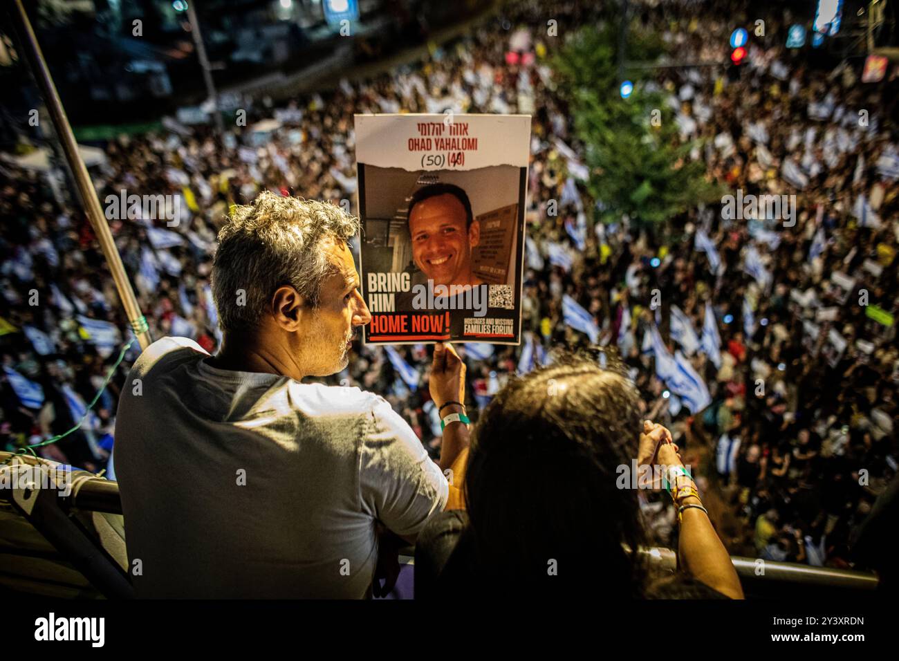 Tel Aviv, Israele. 14 settembre 2024. Un uomo ha un cartello con la foto di Ohad Yahalomi che è tenuto in ostaggio a Gaza, durante una manifestazione a Tel Aviv sabato 14 settembre 2024.decine di migliaia di persone si sono radunate a Tel Aviv e in Israele, chiedendo al primo ministro Benjamin Netanyahu e al suo governo di raggiungere un accordo per garantire il rilascio dei restanti ostaggi presi da Hamas durante gli attacchi del 7 ottobre. Crediti: Eyal Warshavsky/Alamy Live News Foto Stock