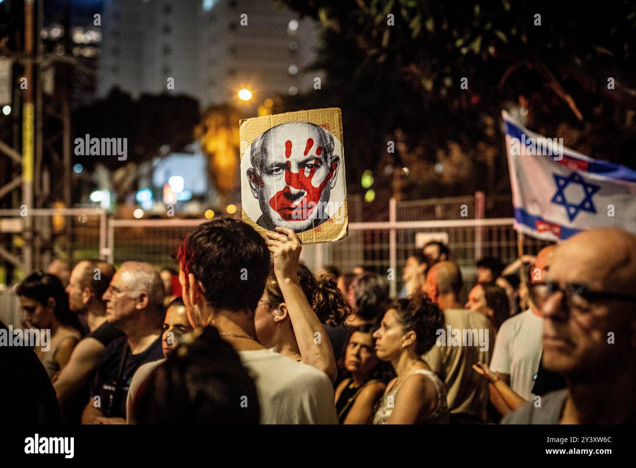 Tel Aviv, Israele. 14 settembre 2024. Un manifestante israeliano regge un cartello che mostra il volto del primo ministro israeliano Benjamin Netanyahu, durante una manifestazione a Tel Aviv sabato 14 settembre 2024.decine di migliaia di persone si sono radunate a Tel Aviv e in tutto Israele, chiedendo al primo ministro Benjamin Netanyahu e al suo governo di raggiungere un accordo per garantire il rilascio dei restanti ostaggi presi da Hamas durante gli attacchi del 7 ottobre. Crediti: Eyal Warshavsky/Alamy Live News Foto Stock