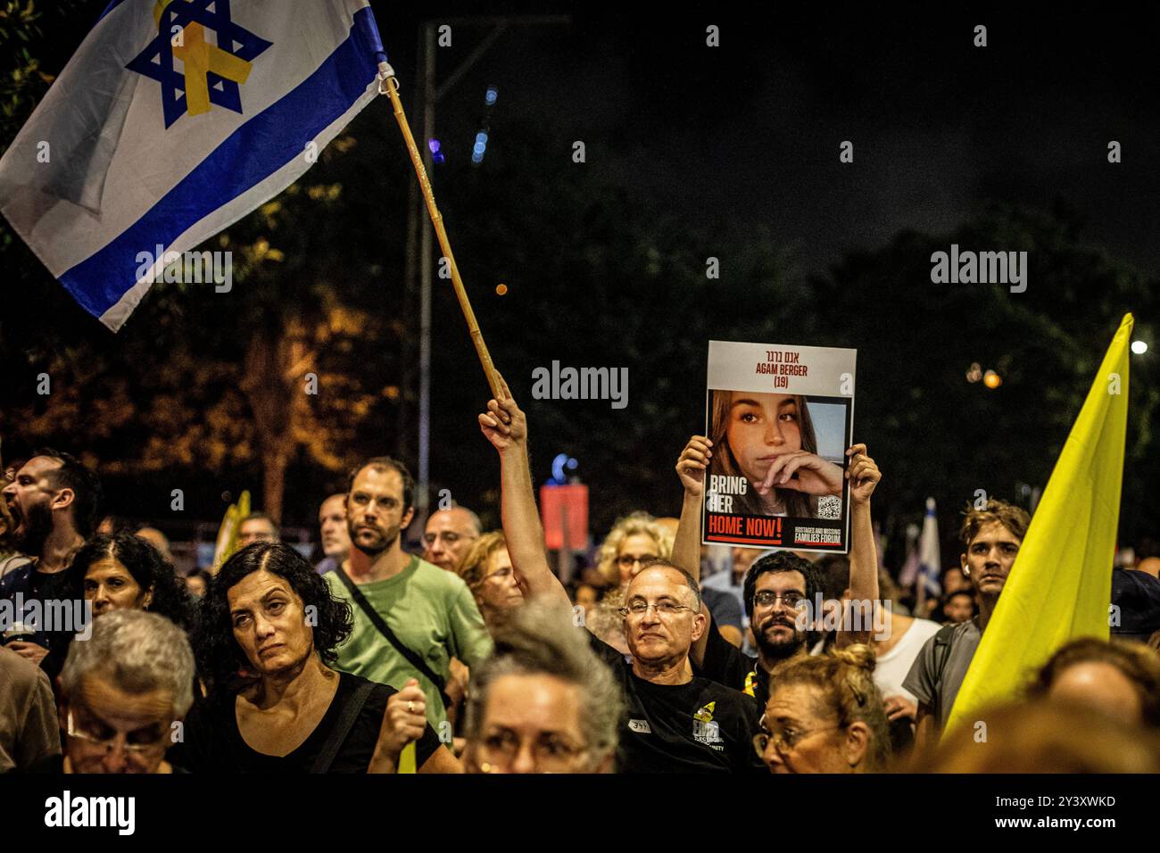 Tel Aviv, Israele. 14 settembre 2024. Un manifestante israeliano tiene un cartello con la foto di Agam Berger tenuta in ostaggio a Gaza, durante una manifestazione a Tel Aviv sabato 14 settembre 2024.decine di migliaia di persone si sono radunate a Tel Aviv e in Israele, chiedendo al primo ministro Benjamin Netanyahu e al suo governo di raggiungere un accordo per garantire il rilascio dei restanti ostaggi presi da Hamas durante gli attacchi del 7 ottobre. Crediti: Eyal Warshavsky/Alamy Live News Foto Stock