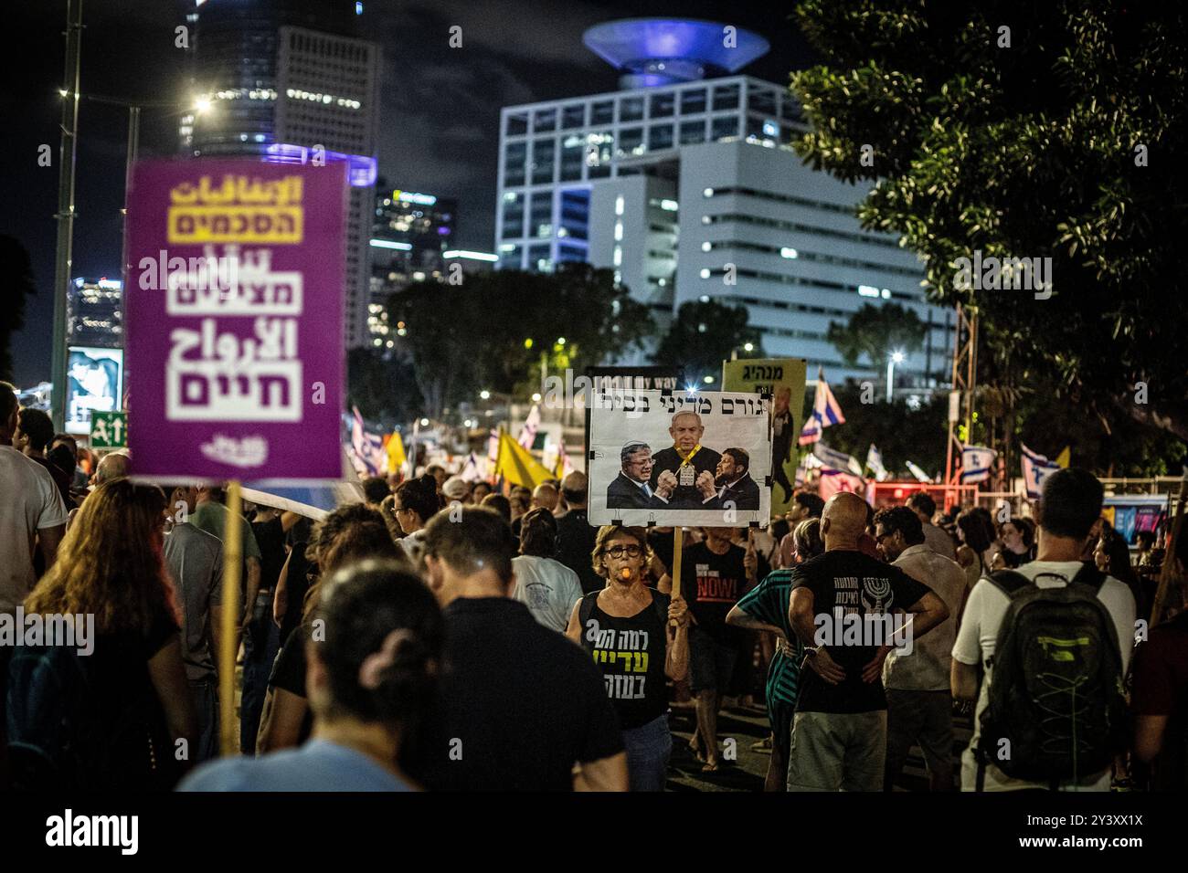 Tel Aviv, Israele. 14 settembre 2024. Una donna israeliana tiene un cartello che mostra il primo ministro israeliano Benjamin Netanyahu e i ministri Itamar Ben Gvir, a sinistra, e Betzalel Smotrich, R, durante una manifestazione a Tel Aviv sabato 14 settembre 2024.decine di migliaia di persone si sono radunate a Tel Aviv e in Israele, chiedendo al primo ministro Benjamin Netanyahu e al suo governo di raggiungere un accordo per garantire il rilascio dei restanti ostaggi presi da Hamas durante gli attacchi del 7 ottobre. Crediti: Eyal Warshavsky/Alamy Live News Foto Stock