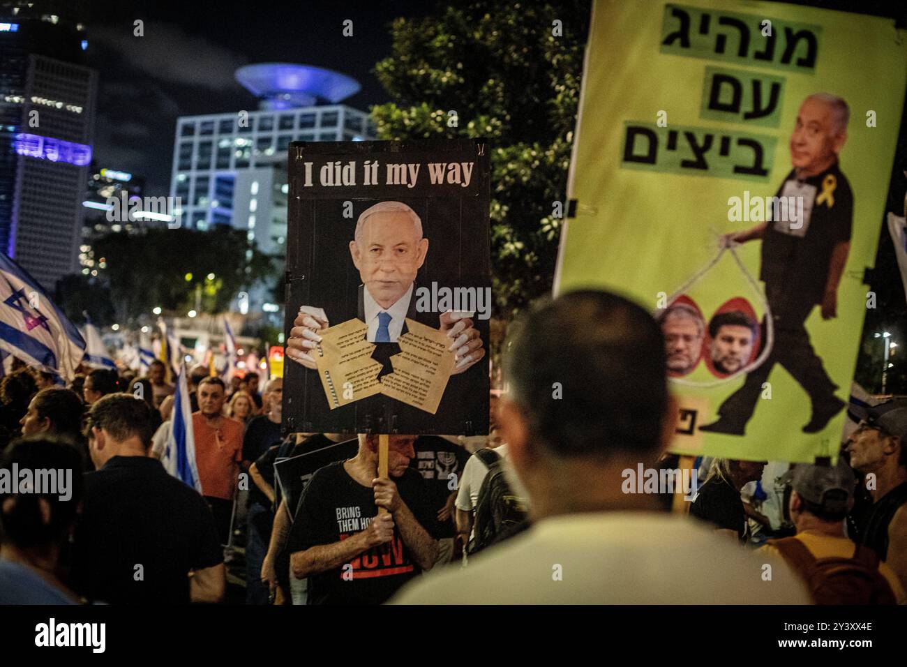 Tel Aviv, Israele. 14 settembre 2024. I manifestanti israeliani tengono i cartelli che mostrano il primo ministro Benjamin Netanyahu, durante una manifestazione a Tel Aviv sabato 14 settembre 2024.decine di migliaia di persone si sono radunate a Tel Aviv e in Israele, chiedendo al primo ministro Benjamin Netanyahu e al suo governo di raggiungere un accordo per garantire il rilascio dei restanti ostaggi presi da Hamas durante gli attacchi del 7 ottobre. Crediti: Eyal Warshavsky/Alamy Live News Foto Stock