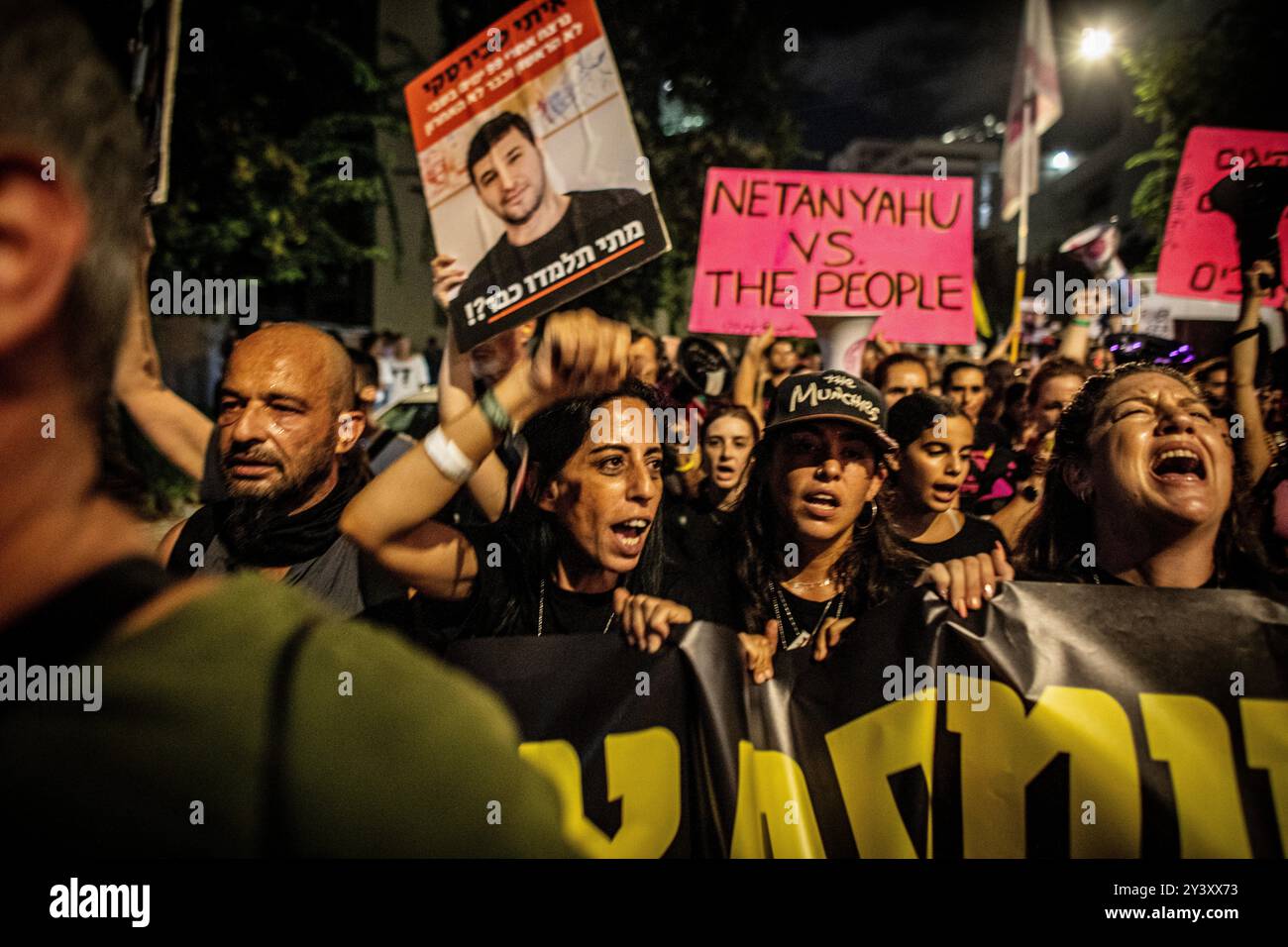 Tel Aviv, Israele. 14 settembre 2024. Einav Tzangauker, il cui figlio Matan è stato rapito da Hamas, gesti durante una manifestazione a Tel Aviv sabato 14 settembre 2024.decine di migliaia di persone si sono radunate a Tel Aviv e in Israele, chiedendo al primo ministro Benjamin Netanyahu e al suo governo di raggiungere un accordo per garantire il rilascio dei restanti ostaggi presi da Hamas durante gli attacchi del 7 ottobre. Crediti: Eyal Warshavsky/Alamy Live News Foto Stock