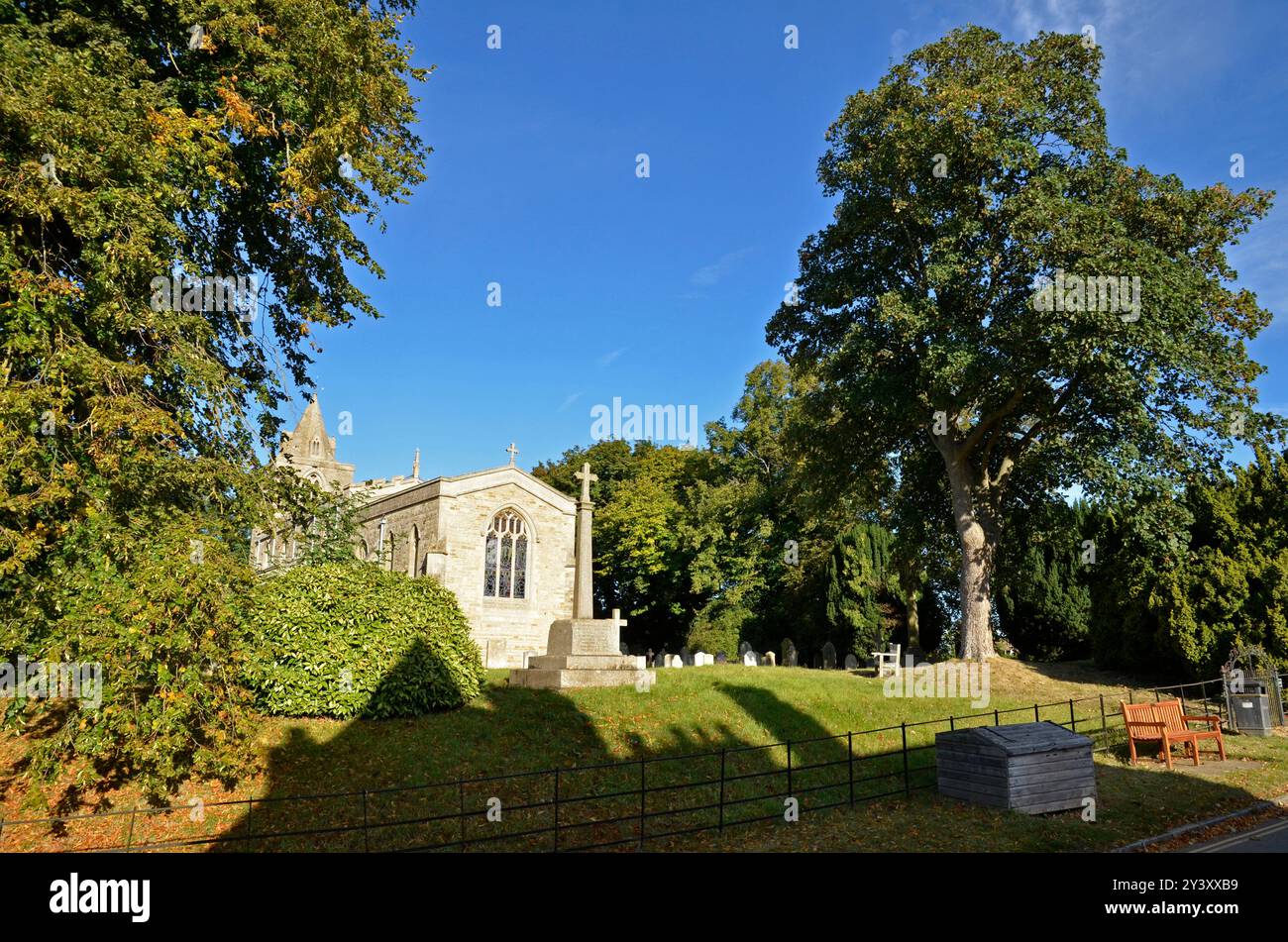 St Andrews Church nel villaggio di Hambleton su una penisola su Rutland Water, il più grande bacino idrico d'Inghilterra. Foto Stock