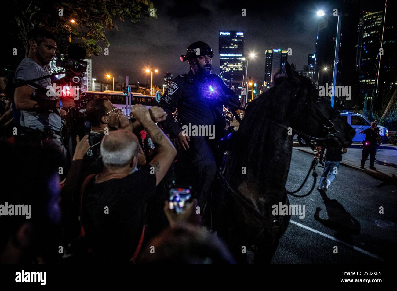 Tel Aviv, Israele. 14 settembre 2024. Un ufficiale di polizia israeliano a cavallo durante una manifestazione a Tel Aviv sabato 14 settembre 2024.decine di migliaia di persone si sono radunate a Tel Aviv e in Israele, invitando il primo ministro Benjamin Netanyahu e il suo governo a raggiungere un accordo per garantire il rilascio dei restanti ostaggi presi da Hamas durante gli attacchi del 7 ottobre. Crediti: Eyal Warshavsky/Alamy Live News Foto Stock