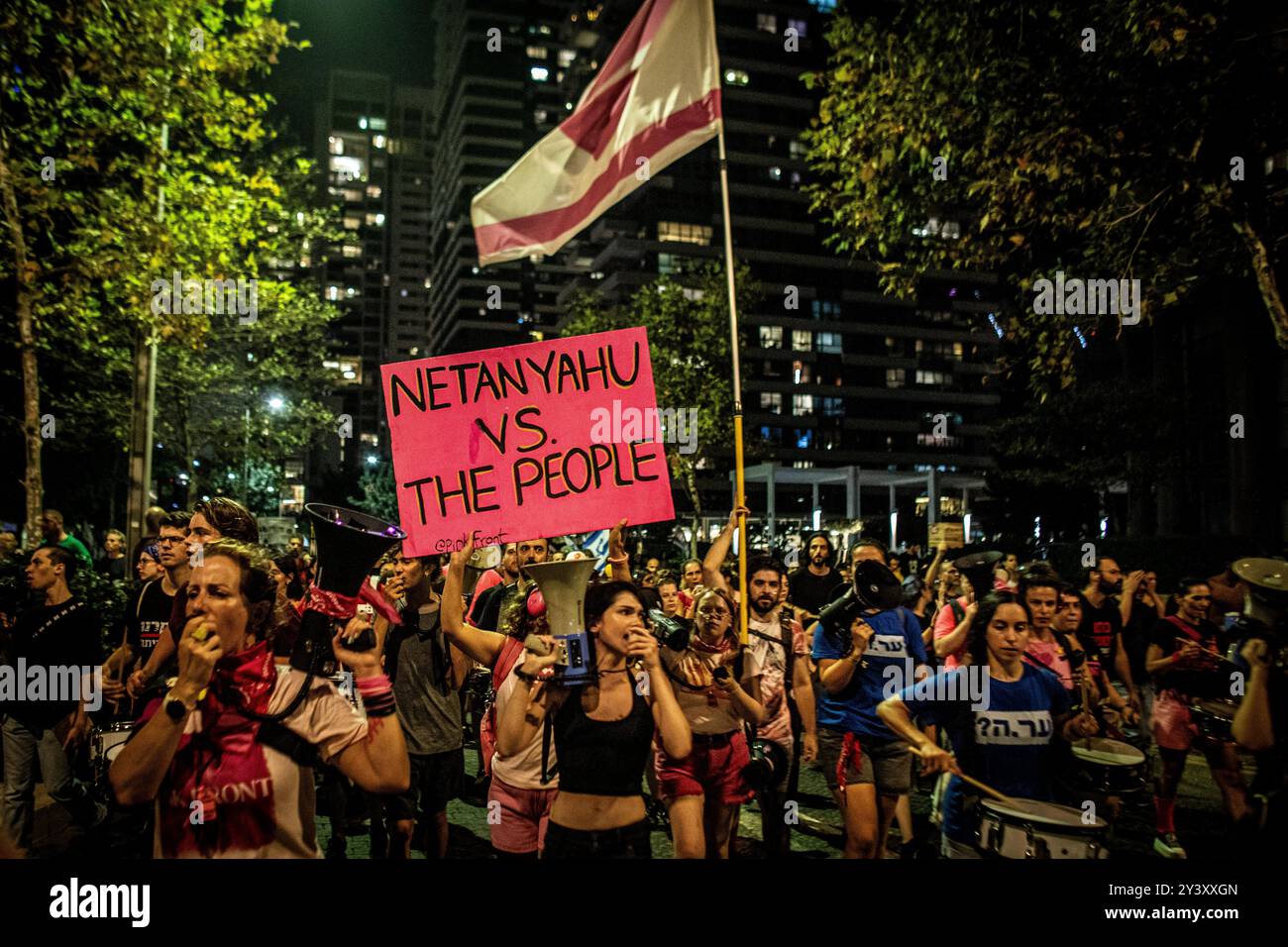 Tel Aviv, Israele. 14 settembre 2024. I manifestanti israeliani marciano e ondate i segnali anti-PM Netanyahu durante una manifestazione a Tel Aviv sabato 14 settembre 2024.decine di migliaia di persone si sono radunate a Tel Aviv e in Israele, invitando il primo ministro Benjamin Netanyahu e il suo governo a raggiungere un accordo per garantire il rilascio dei restanti ostaggi presi da Hamas durante gli attacchi del 7 ottobre. Crediti: Eyal Warshavsky/Alamy Live News Foto Stock