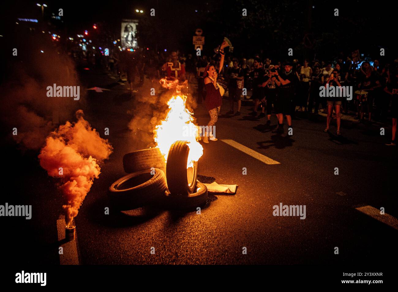 Tel Aviv, Israele. 14 settembre 2024. Un manifestante israeliano canta accanto alle gomme bruciate durante una manifestazione a Tel Aviv sabato 14 settembre 2024.decine di migliaia di persone si sono radunate a Tel Aviv e in Israele, chiedendo al primo ministro Benjamin Netanyahu e al suo governo di raggiungere un accordo per garantire il rilascio dei restanti ostaggi presi da Hamas durante gli attacchi del 7 ottobre. Crediti: Eyal Warshavsky/Alamy Live News Foto Stock