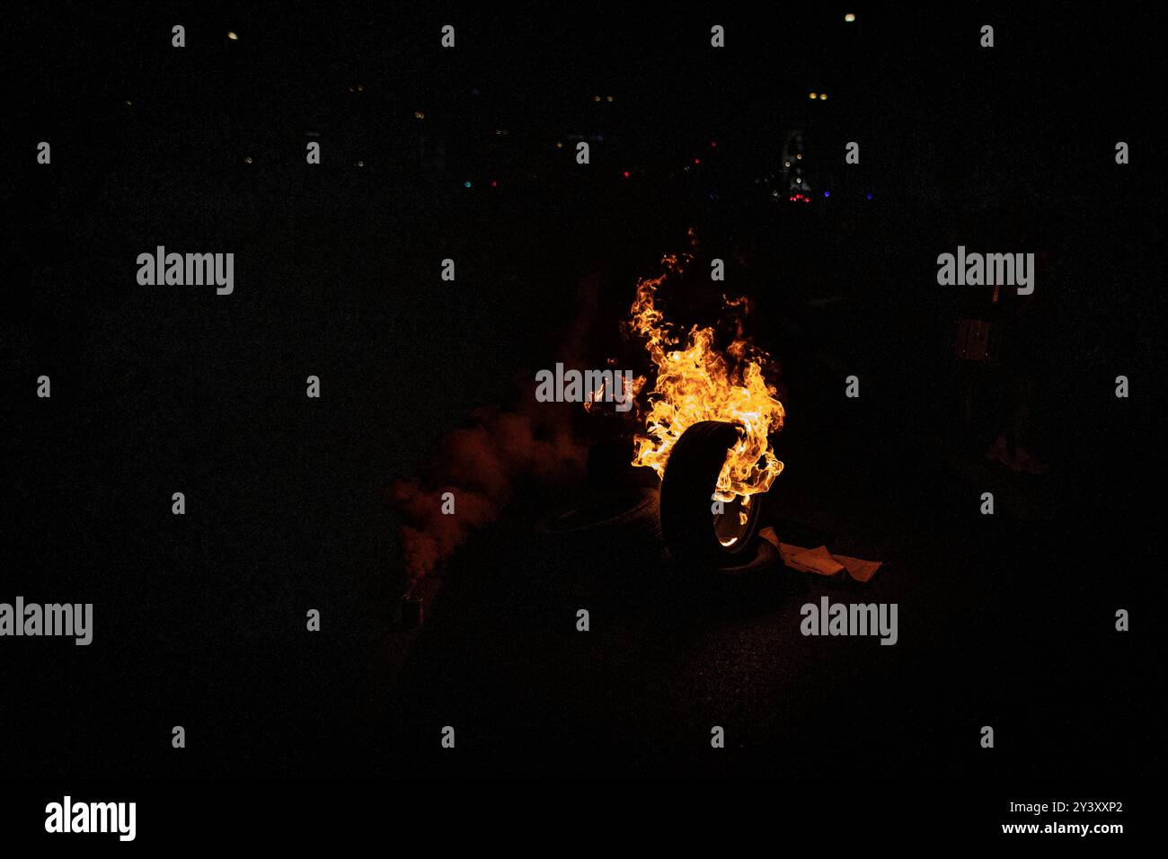 Tel Aviv, Israele. 14 settembre 2024. Bruciando le gomme, durante una dimostrazione a Tel Aviv sabato 14 settembre 2024.decine di migliaia di persone si sono radunate a Tel Aviv e in Israele, chiedendo al primo ministro Benjamin Netanyahu e al suo governo di raggiungere un accordo per garantire il rilascio dei restanti ostaggi presi da Hamas durante gli attacchi del 7 ottobre. Crediti: Eyal Warshavsky/Alamy Live News Foto Stock