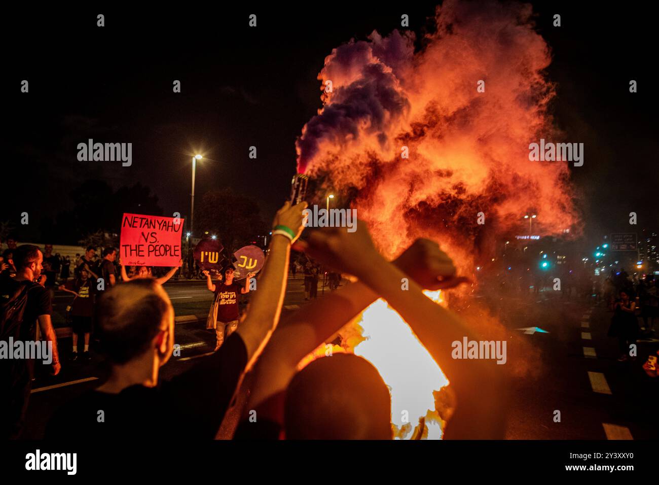 Tel Aviv, Israele. 14 settembre 2024. I manifestanti ondano un cartello anti Netanyahu durante una manifestazione a Tel Aviv sabato 14 settembre 2024.decine di migliaia di persone si sono radunate a Tel Aviv e in Israele, invitando il primo ministro Benjamin Netanyahu e il suo governo a raggiungere un accordo per garantire il rilascio dei restanti ostaggi presi da Hamas durante gli attacchi del 7 ottobre. Crediti: Eyal Warshavsky/Alamy Live News Foto Stock