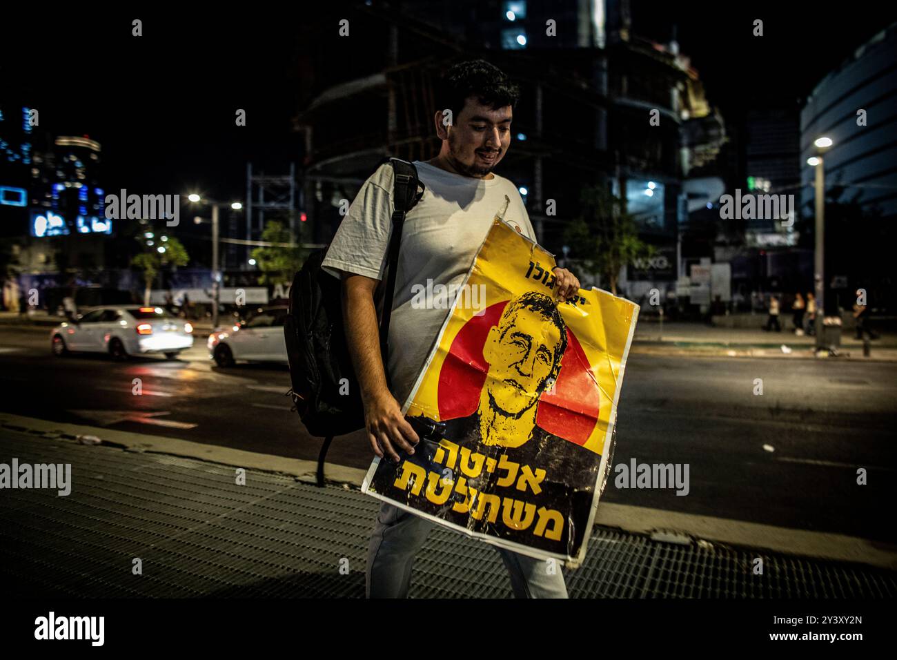 Tel Aviv, Israele. 14 settembre 2024. Un manifestante di destra ha un cartello che mostra Yair Golan leader del partito democratico durante una manifestazione a Tel Aviv sabato 14 settembre 2024.decine di migliaia di persone si sono radunate a Tel Aviv e in Israele, chiedendo al primo ministro Benjamin Netanyahu e al suo governo di raggiungere un accordo per garantire il rilascio dei restanti ostaggi presi da Hamas durante gli attacchi del 7 ottobre. Crediti: Eyal Warshavsky/Alamy Live News Foto Stock