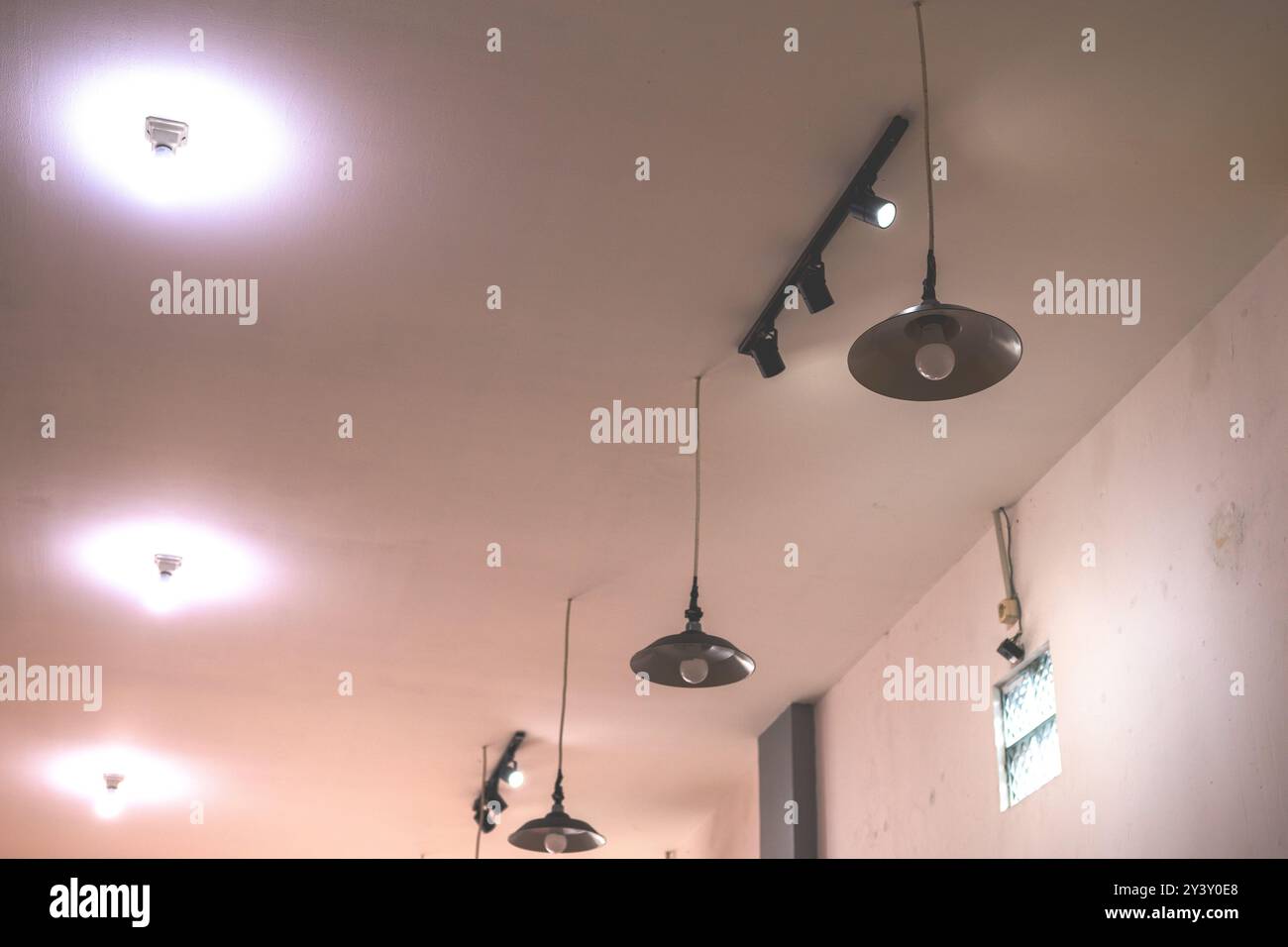 Lampada decorativa moderna da soffitto. Lampada a sospensione, lampada a sospensione, lampada a lampadario foto Foto Stock
