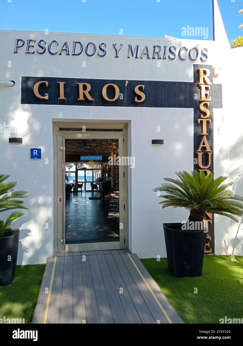 Palmanova, Spagna; 10 agosto 2024: Famoso ristorante e lussuoso pescivendolo Ciro's nella località di Maiorca di Palmanova Foto Stock