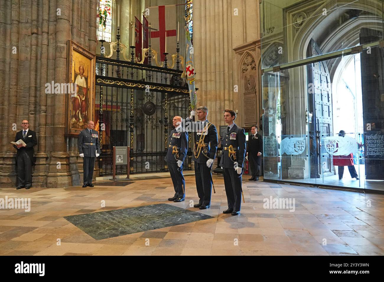 Una bandiera viene portata durante l'annuale battaglia d'Inghilterra presso l'Abbazia di Westminster a Londra. Data foto: Domenica 15 settembre 2024. Foto Stock