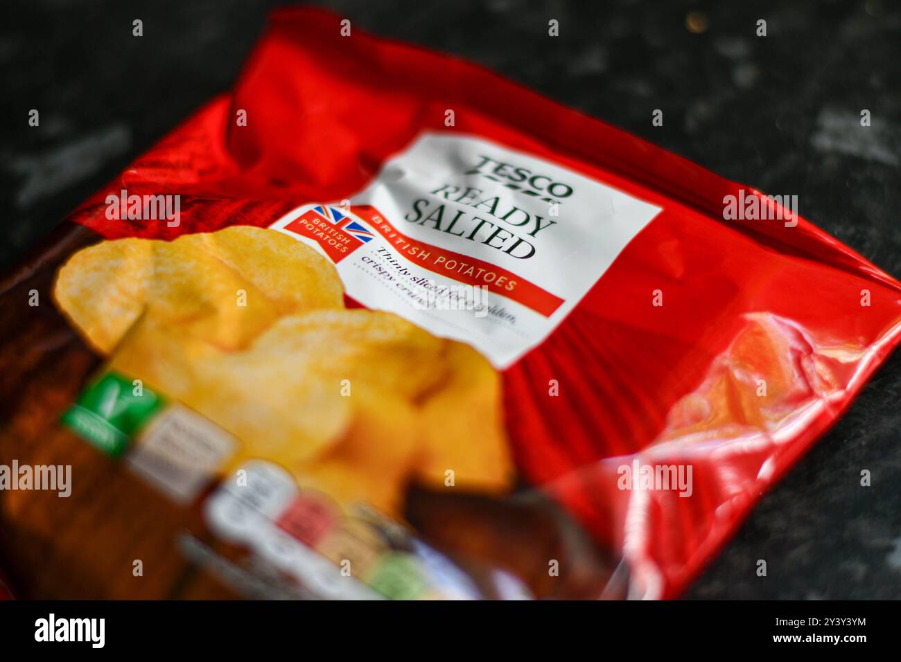 Patatine salate pronte per il Tesco Foto Stock