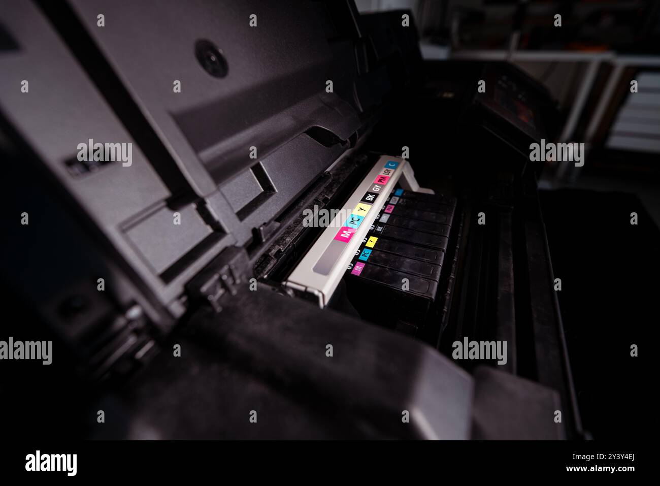Stampante a getto d'inchiostro professionale. Cartucce di inchiostro. Studio di stampa. Foto Stock