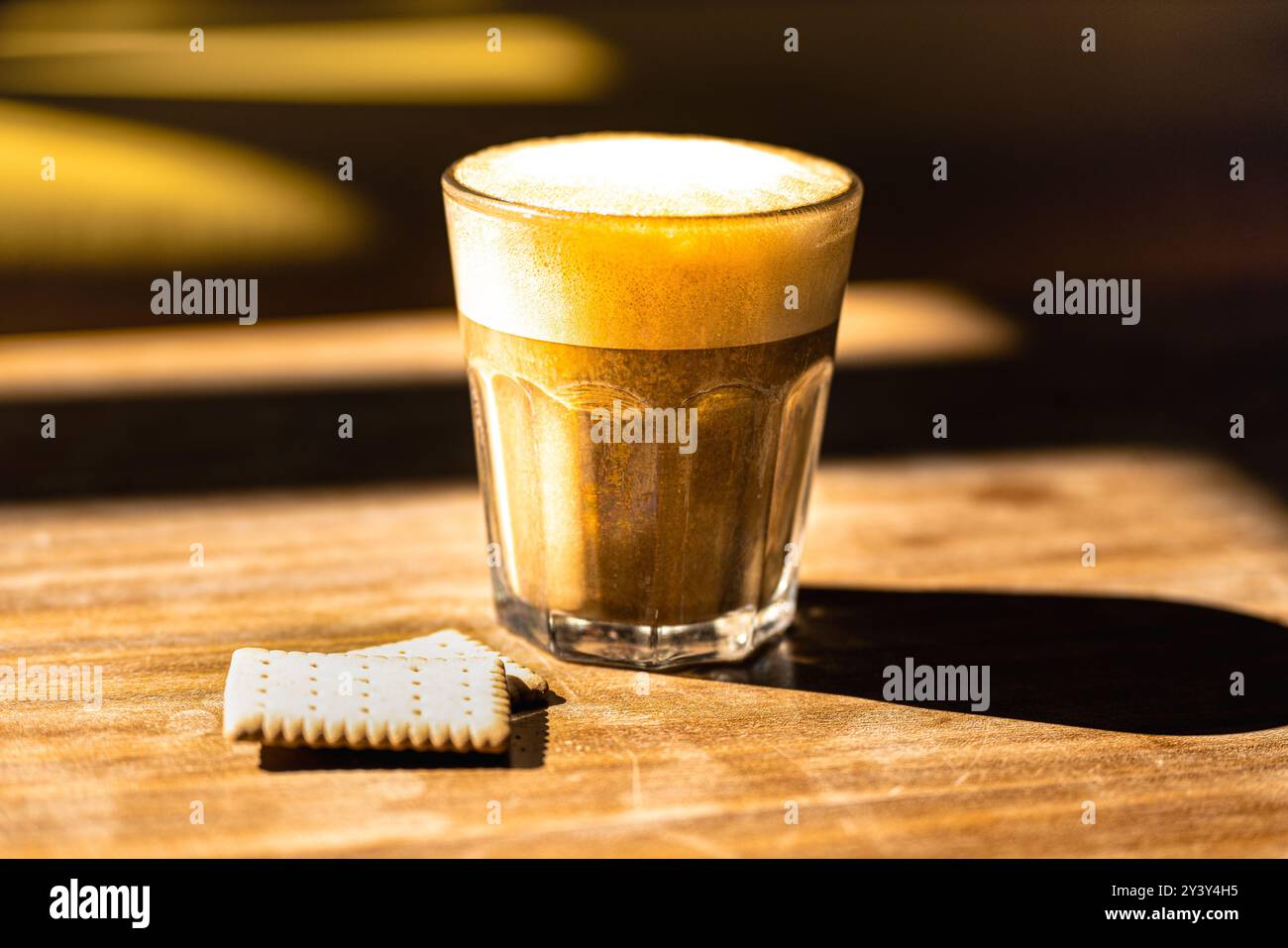 Bicchiere con caffè vegano e latte vegetale. Biscotti naturali. Tavolo in legno sfondo sfocato. Foto Stock