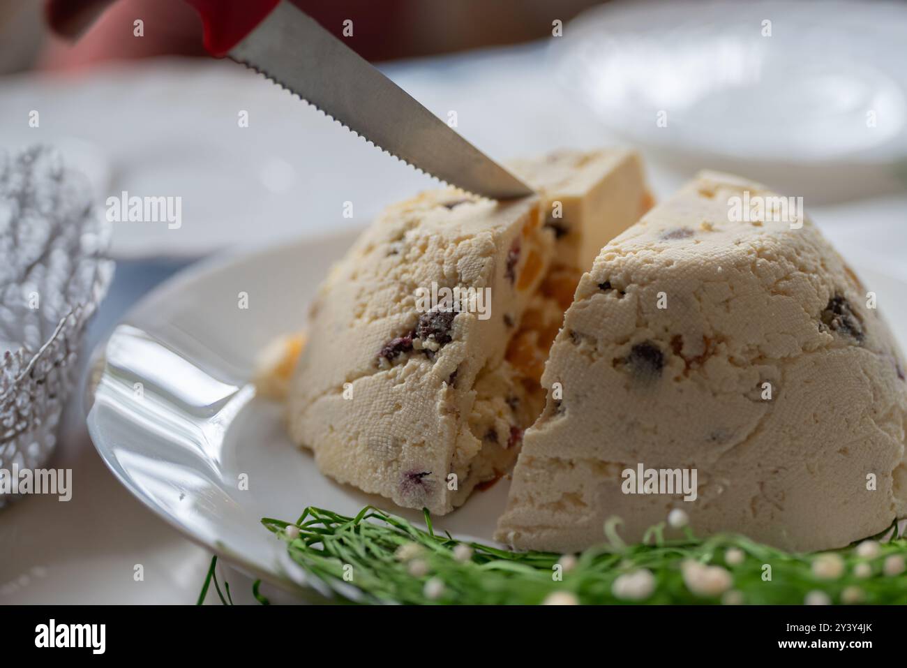 Cibo tradizionale pasquale. Tagliare la Pasqua. Foto Stock