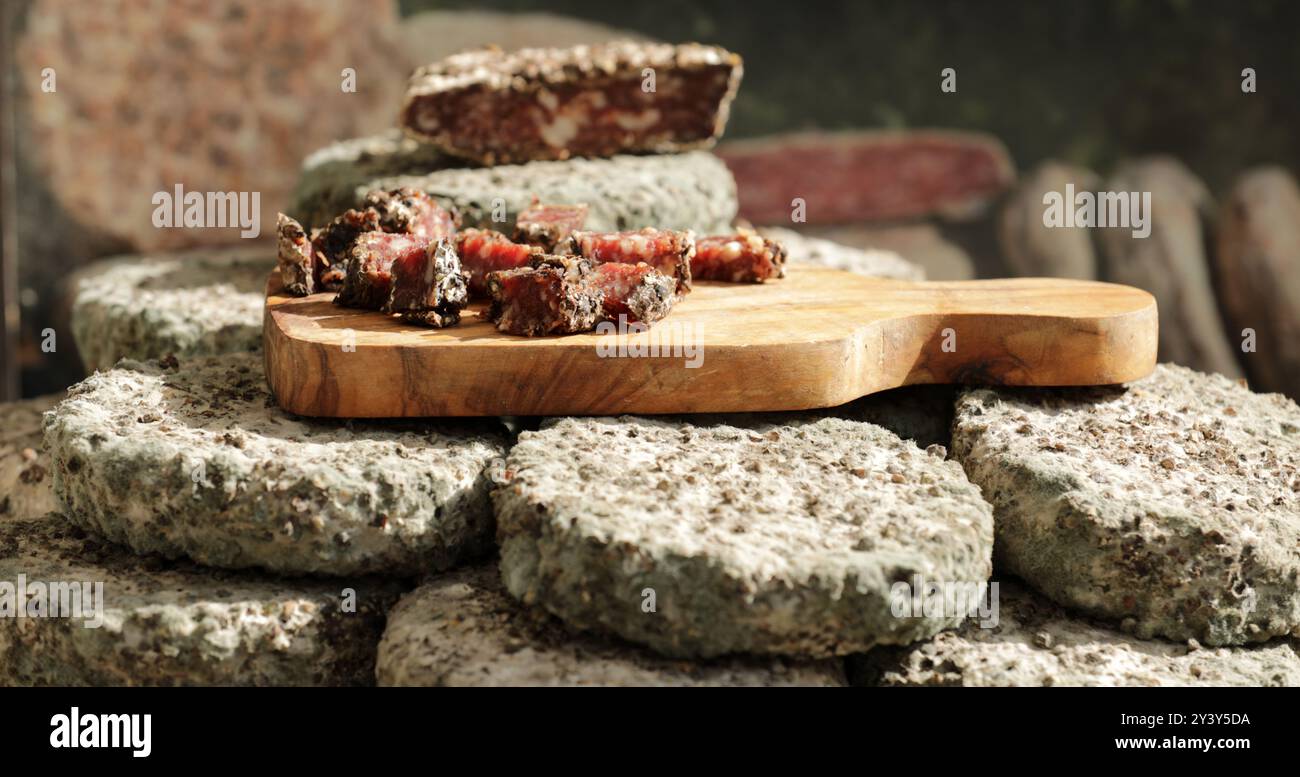 Salsicce impilate e tagliate a fette ​​at in una banchina di mercato Foto Stock