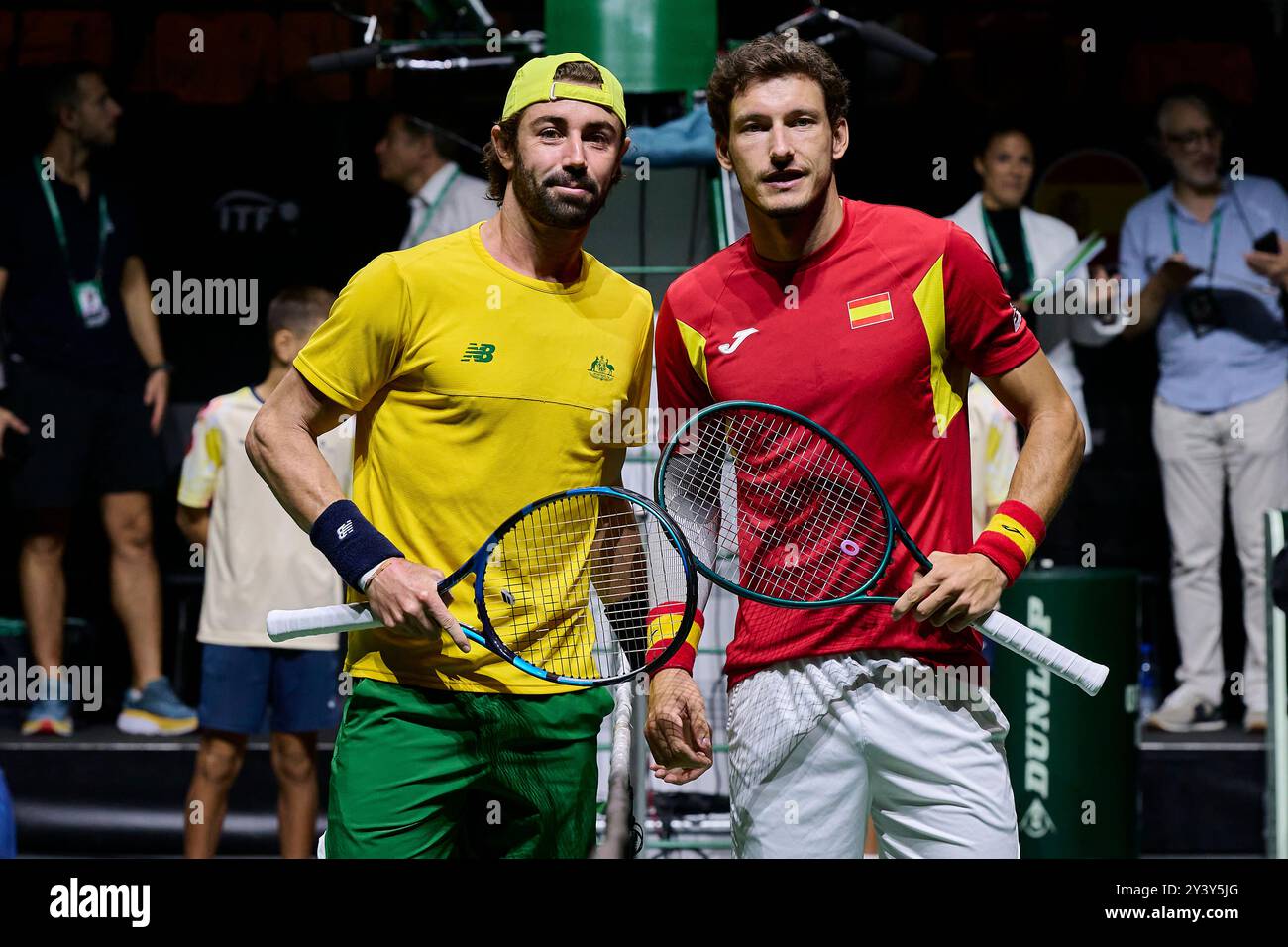 Valencia, Spagna. 15 settembre 2024. VALENCIA, SPAGNA - 15 SETTEMBRE: Roberto Bautista Agut della Spagna e Jordan Thompson dell'Australia hanno posato prima della fase a gironi 2024 della Coppa Davis, partita di Valencia tra Australia e Spagna a Pabellon Fuente De San Luis il 15 settembre 2024 a Valencia, Spagna. (Foto di Francisco Macia/Photo Players Images/Magara Press) crediti: Magara Press SL/Alamy Live News Foto Stock