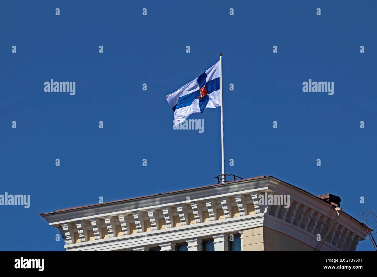 Bandiera nazionale finlandese che sventola sopra l'edificio, Tallinn Foto Stock