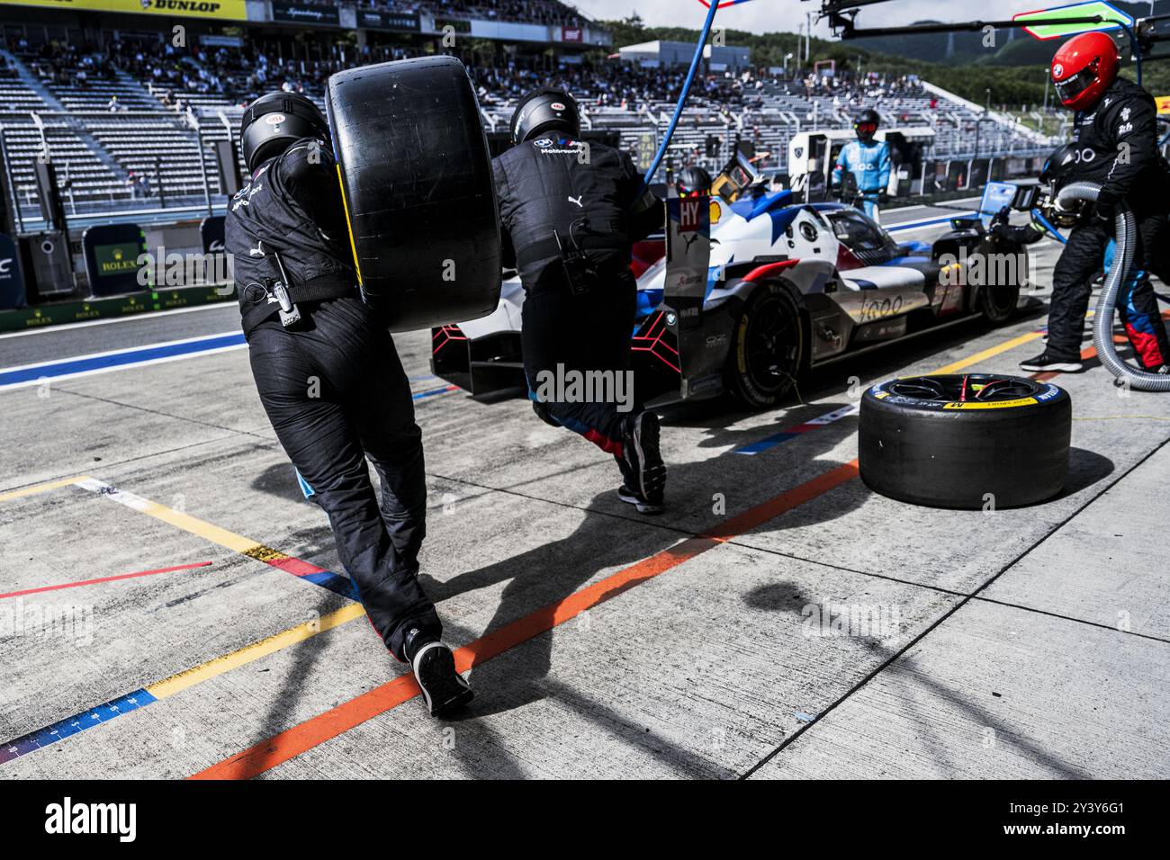 15 VANTHOOR Dries (bel), MARCIELLO Raffaele (swi), WITTMANN Marco (ger), BMW M Team WRT, BMW Hybrid V8 #15, Hypercar, pitstop, arret aux si esibisce durante la 6 ore di Fuji 2024, 7° round del Campionato Mondiale Endurance 2024, dal 13 al 15 settembre 2024 sul circuito Fuji Speedway di Oyama, Shizuoka, Giappone Foto Stock