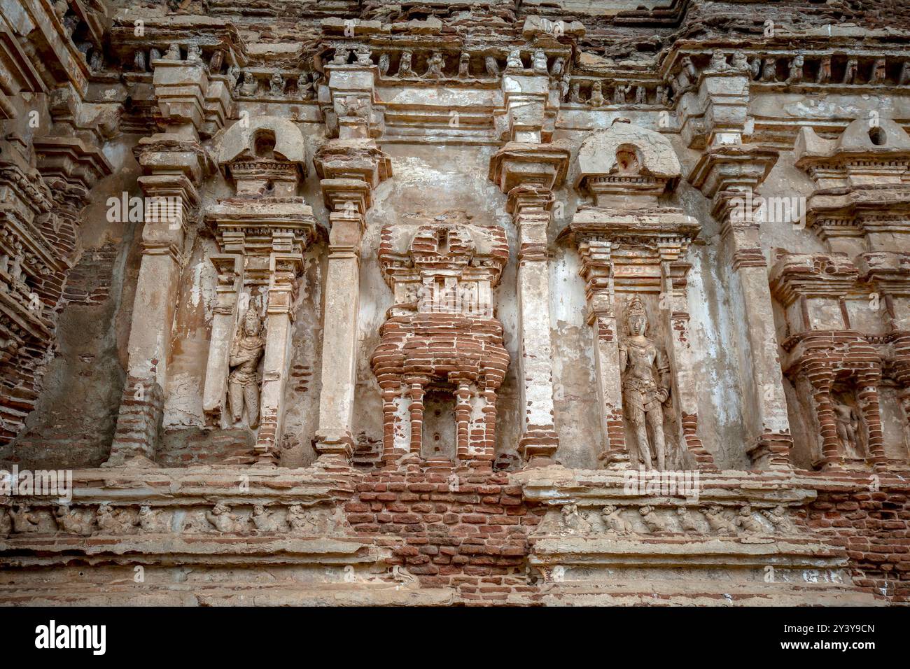 Una sezione delle pareti esterne della Tivanka Image House (tre curve) a Polonnaruwa nello Sri Lanka. Foto Stock