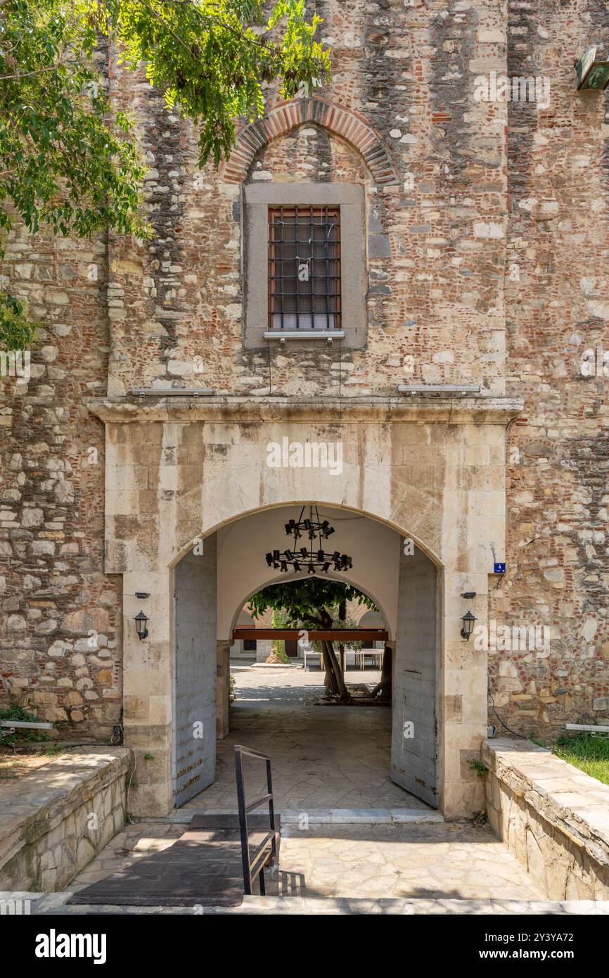 Aydin, Turchia - 4 luglio 2024: Okuz Mehmed Pasha caravanserai a Kusadasi Foto Stock