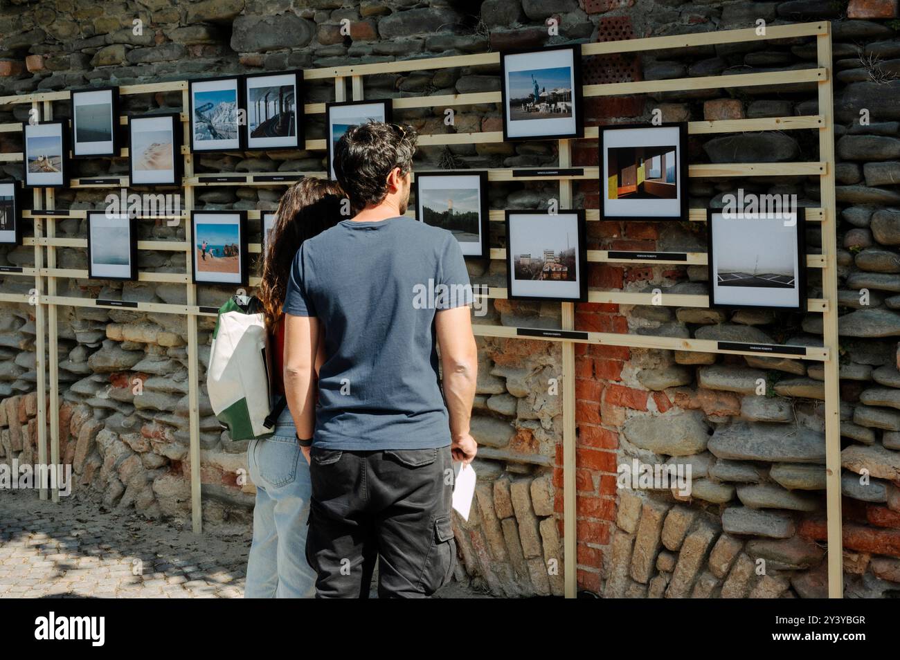 Neive, Italia. 15 settembre 2024. In occasione della seconda edizione del Langhe Photo Festival, Neive, il famoso borgo delle Langhe, ospita alcune mostre all'aperto sul tema del paesaggio contemporaneo. In questa immagine è possibile vedere alcuni turisti e visitatori che visitano le opere in mostra. Il Langhe Photo Festival è organizzato da Francesca carbone, Elvira Sorba e Alberto Selvestrel. Crediti: Luca Prestia / Alamy Live News Foto Stock