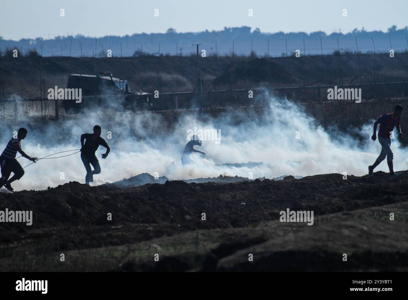 Gaza, Palestina. 1 novembre 2019. I manifestanti palestinesi si scontrano con le forze israeliane ad Abu Safya, nel nord della Striscia di Gaza, durante le manifestazioni di questo venerdì. Secondo il ministero della salute di Gaza decine di manifestanti sono stati feriti da proiettili vivi o colpi rivestiti di gomma e da gas lacrimogeni sparati dall’esercito israeliano nelle manifestazioni odierne lungo il confine tra Gaza e Israele. I palestinesi si erano riuniti in diverse località lungo il confine della Striscia di Gaza con Israele venerdì pomeriggio, nell’ambito delle grandi marce settimanali per il rimpatrio, chiedendo la revoca del rigido blocco israeliano di 12 anni a Gaza. Foto Stock