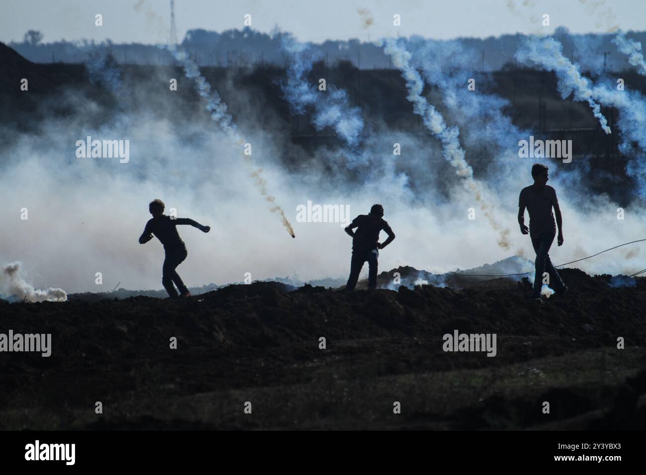 Gaza, Palestina. 1 novembre 2019. I manifestanti palestinesi si scontrano con le forze israeliane ad Abu Safya, nel nord della Striscia di Gaza, durante le manifestazioni di questo venerdì. Secondo il ministero della salute di Gaza decine di manifestanti sono stati feriti da proiettili vivi o colpi rivestiti di gomma e da gas lacrimogeni sparati dall’esercito israeliano nelle manifestazioni odierne lungo il confine tra Gaza e Israele. I palestinesi si erano riuniti in diverse località lungo il confine della Striscia di Gaza con Israele venerdì pomeriggio, nell’ambito delle grandi marce settimanali per il rimpatrio, chiedendo la revoca del rigido blocco israeliano di 12 anni a Gaza. Foto Stock