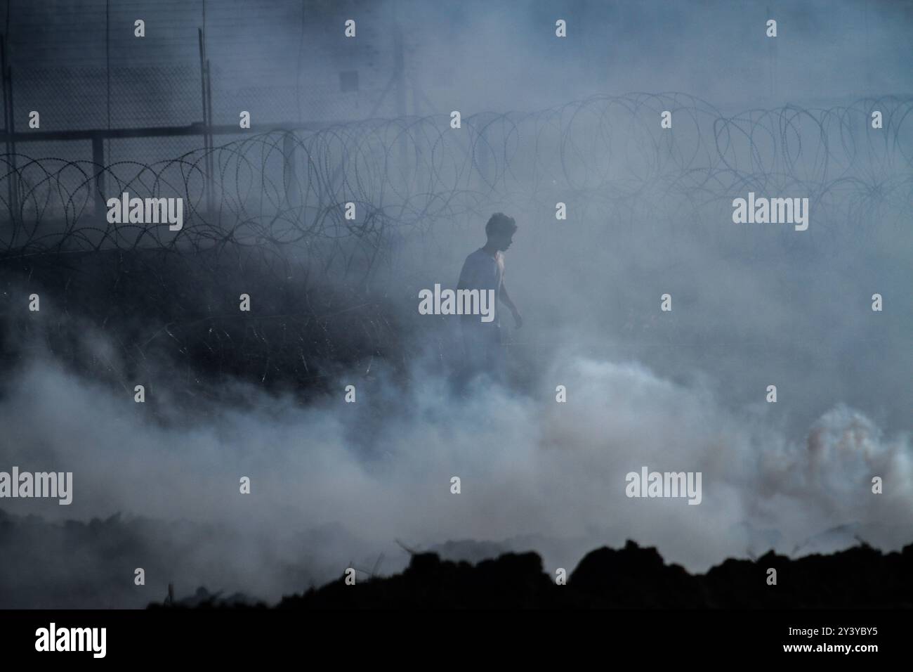 Gaza, Palestina. 1 novembre 2019. I manifestanti palestinesi si scontrano con le forze israeliane ad Abu Safya, nel nord della Striscia di Gaza, durante le manifestazioni di questo venerdì. Secondo il ministero della salute di Gaza decine di manifestanti sono stati feriti da proiettili vivi o colpi rivestiti di gomma e da gas lacrimogeni sparati dall’esercito israeliano nelle manifestazioni odierne lungo il confine tra Gaza e Israele. I palestinesi si erano riuniti in diverse località lungo il confine della Striscia di Gaza con Israele venerdì pomeriggio, nell’ambito delle grandi marce settimanali per il rimpatrio, chiedendo la revoca del rigido blocco israeliano di 12 anni a Gaza. Foto Stock