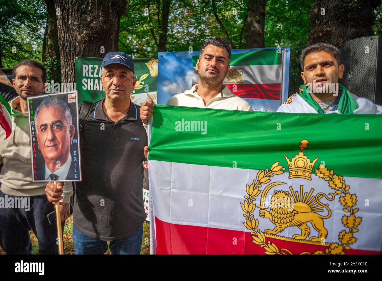 Tweede Karmer. Bezuidenhoutseweg, l'Aia, Paesi Bassi. Sabato 14 settembre. Un piccolo ma molto forte gruppo di iraniani e dei loro sostenitori si è riunito di fronte alla seconda camera, la sede del parlamento olandese oggi pomeriggio a l'Aia, per commemorare la morte di Mahsa Amin avvenuta due anni fa. La ventiduenne è stata arrestata dalla polizia morale per aver indossato in modo improprio il suo hijab - velo. La polizia ha avuto un arresto cardiaco mentre veniva interrogata; le sue ferite indicavano il contrario. In seguito è morta sotto la custodia della polizia. Gruppi per i diritti umani in Iran hanno detto all’epoca, che almeno 1 Foto Stock