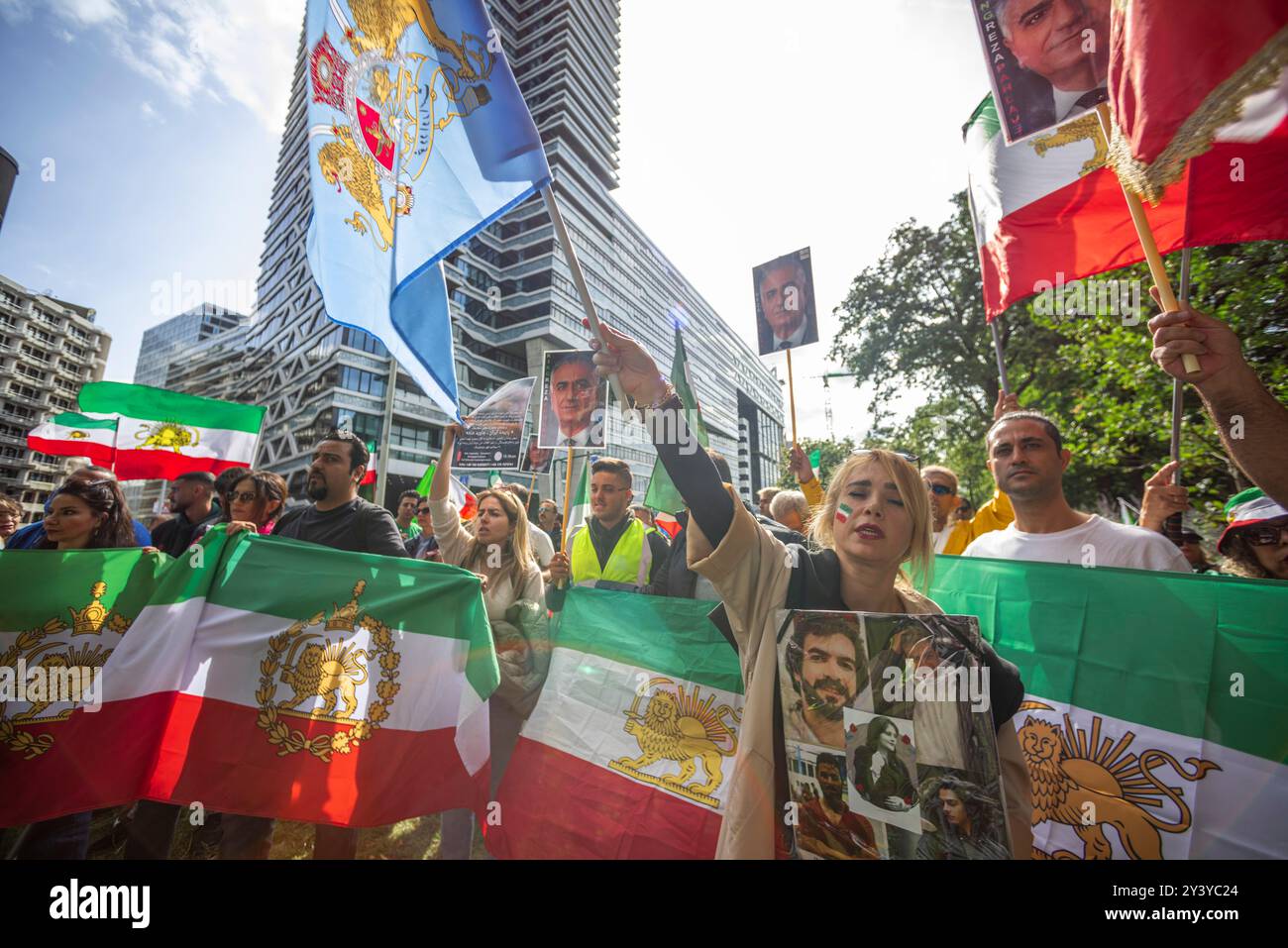 Tweede Karmer. Bezuidenhoutseweg, l'Aia, Paesi Bassi. Sabato 14 settembre. Un piccolo ma molto forte gruppo di iraniani e dei loro sostenitori si è riunito di fronte alla seconda camera, la sede del parlamento olandese oggi pomeriggio a l'Aia, per commemorare la morte di Mahsa Amin avvenuta due anni fa. La ventiduenne è stata arrestata dalla polizia morale per aver indossato in modo improprio il suo hijab - velo. La polizia ha avuto un arresto cardiaco mentre veniva interrogata; le sue ferite indicavano il contrario. In seguito è morta sotto la custodia della polizia. Gruppi per i diritti umani in Iran hanno detto all’epoca, che almeno 1 Foto Stock