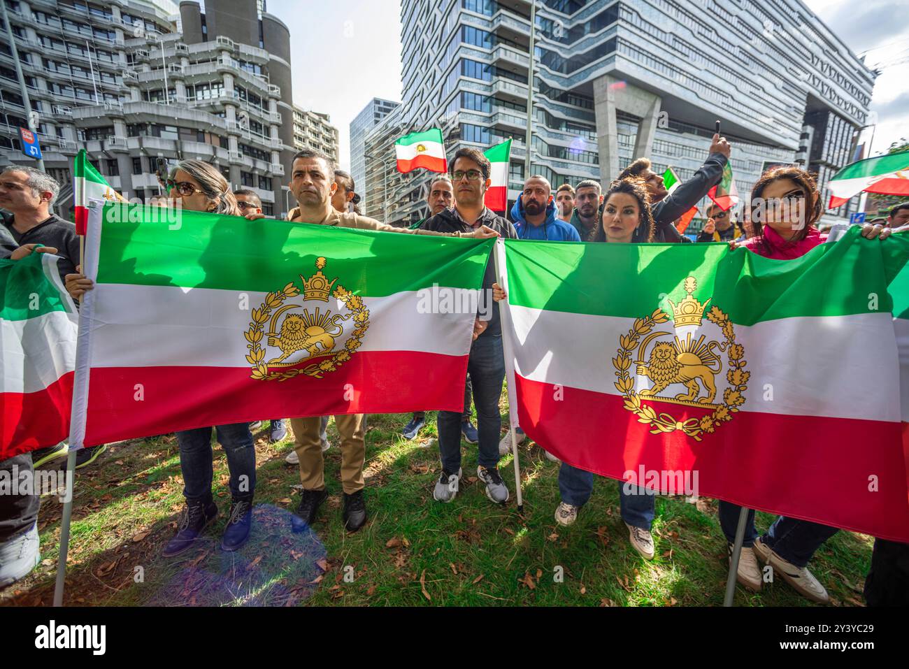 Tweede Karmer. Bezuidenhoutseweg, l'Aia, Paesi Bassi. Sabato 14 settembre. Un piccolo ma molto forte gruppo di iraniani e dei loro sostenitori si è riunito di fronte alla seconda camera, la sede del parlamento olandese oggi pomeriggio a l'Aia, per commemorare la morte di Mahsa Amin avvenuta due anni fa. La ventiduenne è stata arrestata dalla polizia morale per aver indossato in modo improprio il suo hijab - velo. La polizia ha avuto un arresto cardiaco mentre veniva interrogata; le sue ferite indicavano il contrario. In seguito è morta sotto la custodia della polizia. Gruppi per i diritti umani in Iran hanno detto all’epoca, che almeno 1 Foto Stock