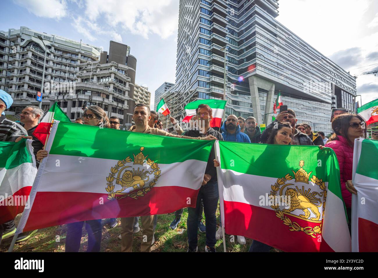 Tweede Karmer. Bezuidenhoutseweg, l'Aia, Paesi Bassi. Sabato 14 settembre. Un piccolo ma molto forte gruppo di iraniani e dei loro sostenitori si è riunito di fronte alla seconda camera, la sede del parlamento olandese oggi pomeriggio a l'Aia, per commemorare la morte di Mahsa Amin avvenuta due anni fa. La ventiduenne è stata arrestata dalla polizia morale per aver indossato in modo improprio il suo hijab - velo. La polizia ha avuto un arresto cardiaco mentre veniva interrogata; le sue ferite indicavano il contrario. In seguito è morta sotto la custodia della polizia. Gruppi per i diritti umani in Iran hanno detto all’epoca, che almeno 1 Foto Stock