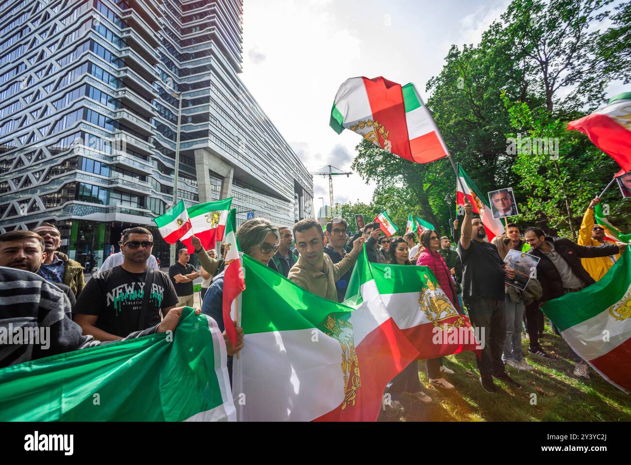 Tweede Karmer. Bezuidenhoutseweg, l'Aia, Paesi Bassi. Sabato 14 settembre. Un piccolo ma molto forte gruppo di iraniani e dei loro sostenitori si è riunito di fronte alla seconda camera, la sede del parlamento olandese oggi pomeriggio a l'Aia, per commemorare la morte di Mahsa Amin avvenuta due anni fa. La ventiduenne è stata arrestata dalla polizia morale per aver indossato in modo improprio il suo hijab - velo. La polizia ha avuto un arresto cardiaco mentre veniva interrogata; le sue ferite indicavano il contrario. In seguito è morta sotto la custodia della polizia. Gruppi per i diritti umani in Iran hanno detto all’epoca, che almeno 1 Foto Stock