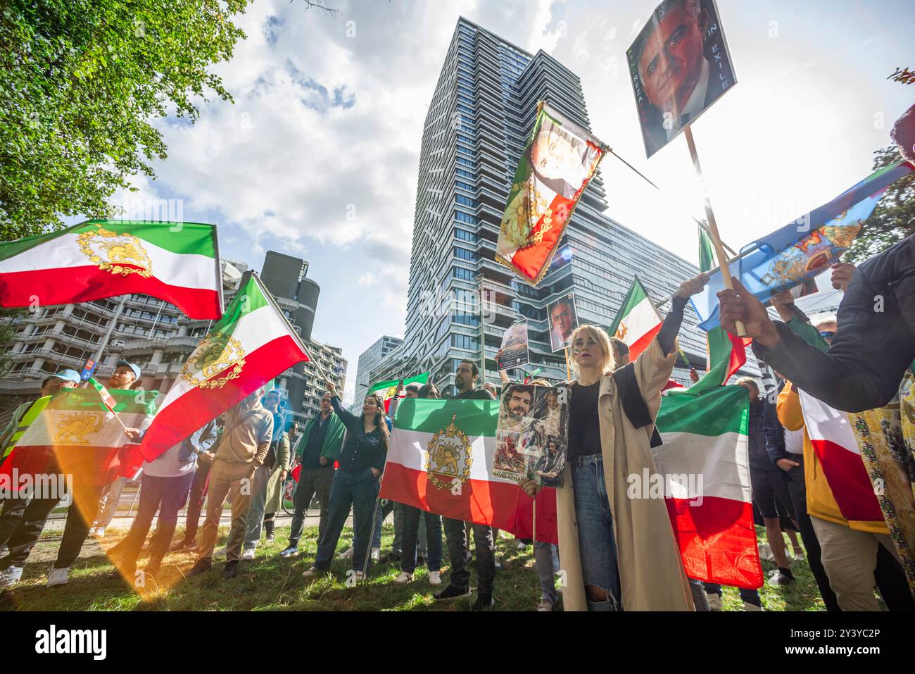 Tweede Karmer. Bezuidenhoutseweg, l'Aia, Paesi Bassi. Sabato 14 settembre. Un piccolo ma molto forte gruppo di iraniani e dei loro sostenitori si è riunito di fronte alla seconda camera, la sede del parlamento olandese oggi pomeriggio a l'Aia, per commemorare la morte di Mahsa Amin avvenuta due anni fa. La ventiduenne è stata arrestata dalla polizia morale per aver indossato in modo improprio il suo hijab - velo. La polizia ha avuto un arresto cardiaco mentre veniva interrogata; le sue ferite indicavano il contrario. In seguito è morta sotto la custodia della polizia. Gruppi per i diritti umani in Iran hanno detto all’epoca, che almeno 1 Foto Stock