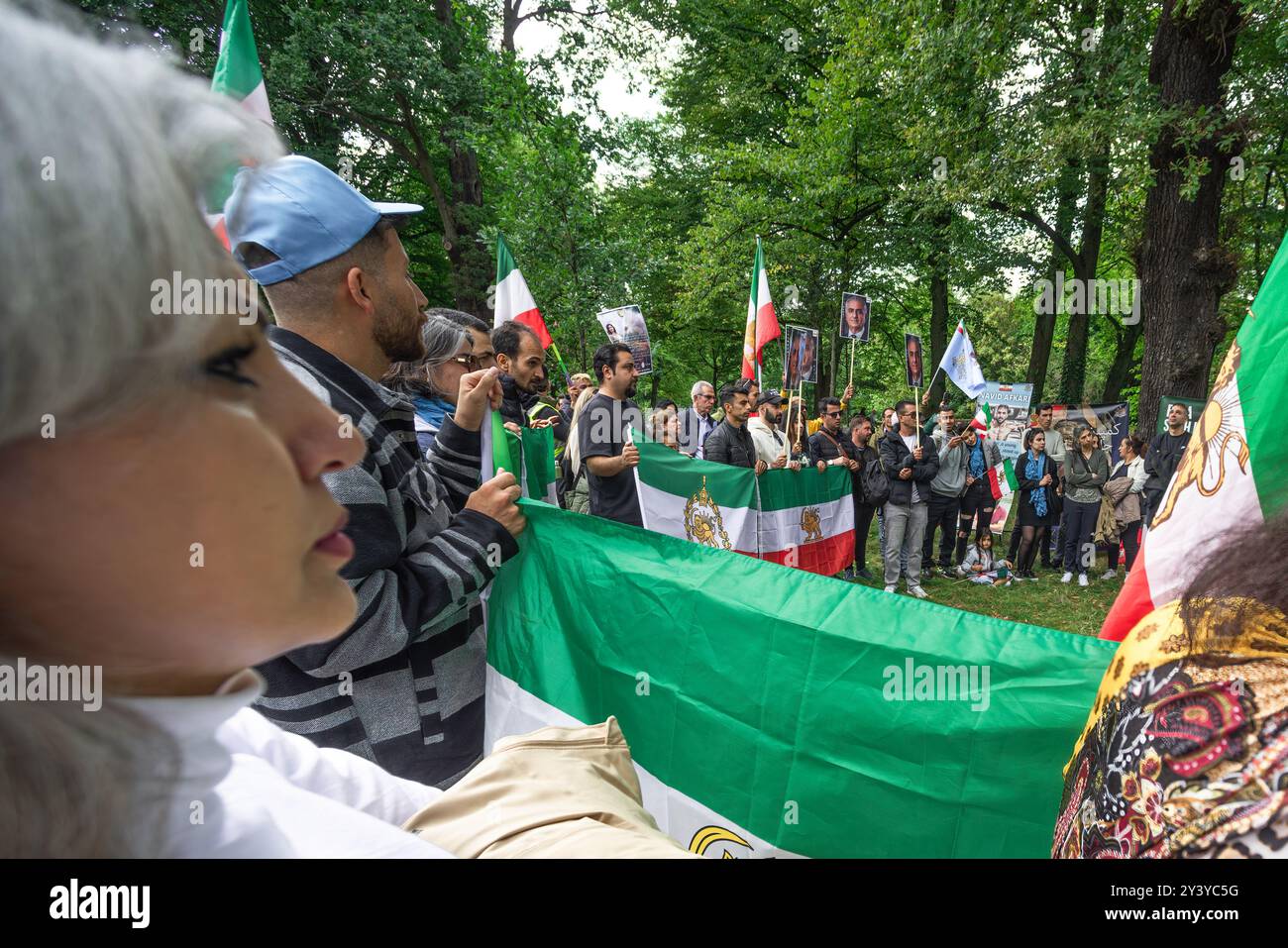 Tweede Karmer. Bezuidenhoutseweg, l'Aia, Paesi Bassi. Sabato 14 settembre. Un piccolo ma molto forte gruppo di iraniani e dei loro sostenitori si è riunito di fronte alla seconda camera, la sede del parlamento olandese oggi pomeriggio a l'Aia, per commemorare la morte di Mahsa Amin avvenuta due anni fa. La ventiduenne è stata arrestata dalla polizia morale per aver indossato in modo improprio il suo hijab - velo. La polizia ha avuto un arresto cardiaco mentre veniva interrogata; le sue ferite indicavano il contrario. In seguito è morta sotto la custodia della polizia. Gruppi per i diritti umani in Iran hanno detto all’epoca, che almeno 1 Foto Stock