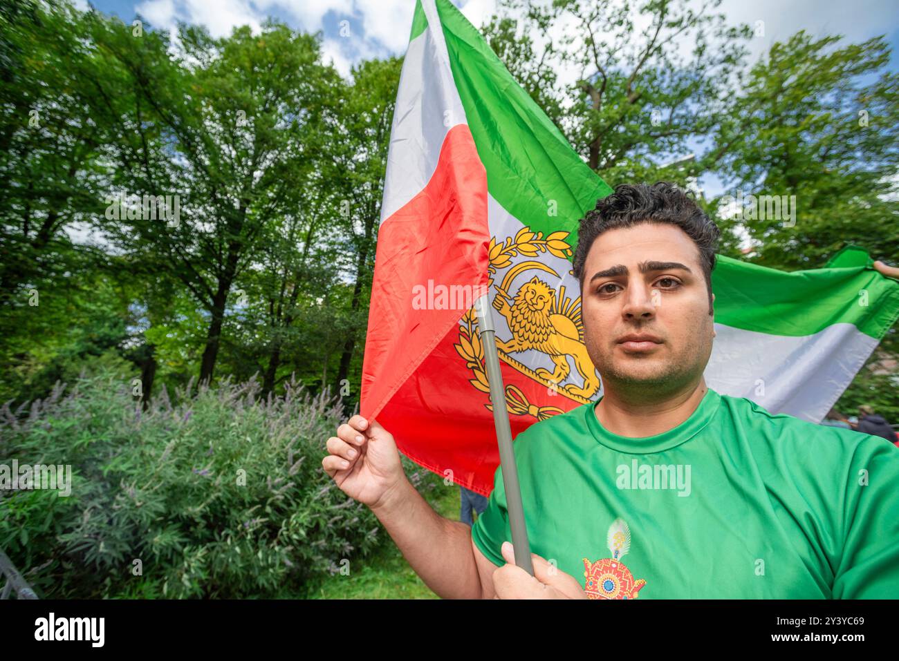 Tweede Karmer. Bezuidenhoutseweg, l'Aia, Paesi Bassi. Sabato 14 settembre. Un piccolo ma molto forte gruppo di iraniani e dei loro sostenitori si è riunito di fronte alla seconda camera, la sede del parlamento olandese oggi pomeriggio a l'Aia, per commemorare la morte di Mahsa Amin avvenuta due anni fa. La ventiduenne è stata arrestata dalla polizia morale per aver indossato in modo improprio il suo hijab - velo. La polizia ha avuto un arresto cardiaco mentre veniva interrogata; le sue ferite indicavano il contrario. In seguito è morta sotto la custodia della polizia. Gruppi per i diritti umani in Iran hanno detto all’epoca, che almeno 1 Foto Stock
