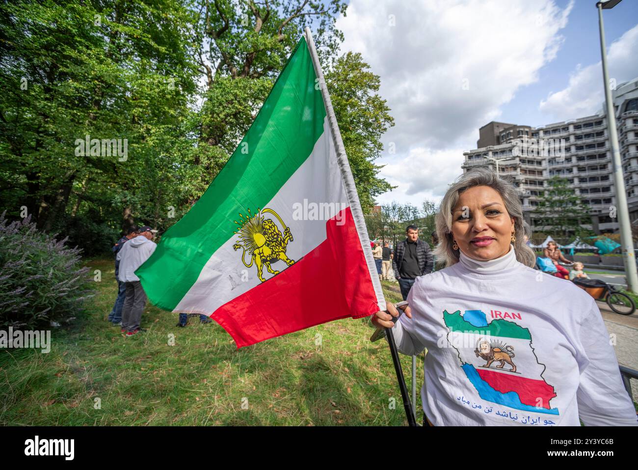 Tweede Karmer. Bezuidenhoutseweg, l'Aia, Paesi Bassi. Sabato 14 settembre. Un piccolo ma molto forte gruppo di iraniani e dei loro sostenitori si è riunito di fronte alla seconda camera, la sede del parlamento olandese oggi pomeriggio a l'Aia, per commemorare la morte di Mahsa Amin avvenuta due anni fa. La ventiduenne è stata arrestata dalla polizia morale per aver indossato in modo improprio il suo hijab - velo. La polizia ha avuto un arresto cardiaco mentre veniva interrogata; le sue ferite indicavano il contrario. In seguito è morta sotto la custodia della polizia. Gruppi per i diritti umani in Iran hanno detto all’epoca, che almeno 1 Foto Stock