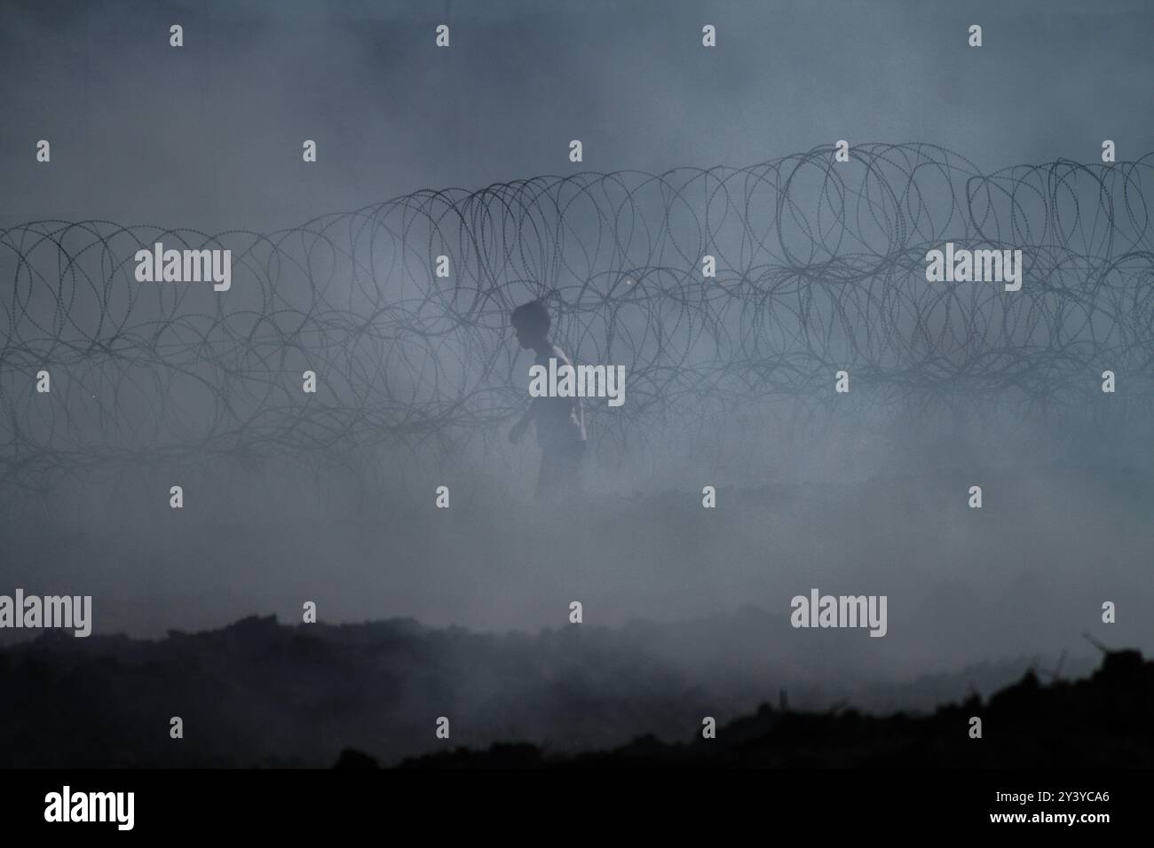 Gaza, Palestina. 1 novembre 2019. I manifestanti palestinesi si scontrano con le forze israeliane ad Abu Safya, nel nord della Striscia di Gaza, durante le manifestazioni di questo venerdì. Secondo il ministero della salute di Gaza decine di manifestanti sono stati feriti da proiettili vivi o colpi rivestiti di gomma e da gas lacrimogeni sparati dall’esercito israeliano nelle manifestazioni odierne lungo il confine tra Gaza e Israele. I palestinesi si erano riuniti in diverse località lungo il confine della Striscia di Gaza con Israele venerdì pomeriggio, nell’ambito delle grandi marce settimanali per il rimpatrio, chiedendo la revoca del rigido blocco israeliano di 12 anni a Gaza. Foto Stock