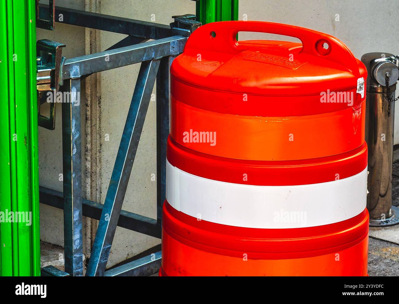 Solo uno spettacolo di rosso e verde all'angolo di una strada Foto Stock