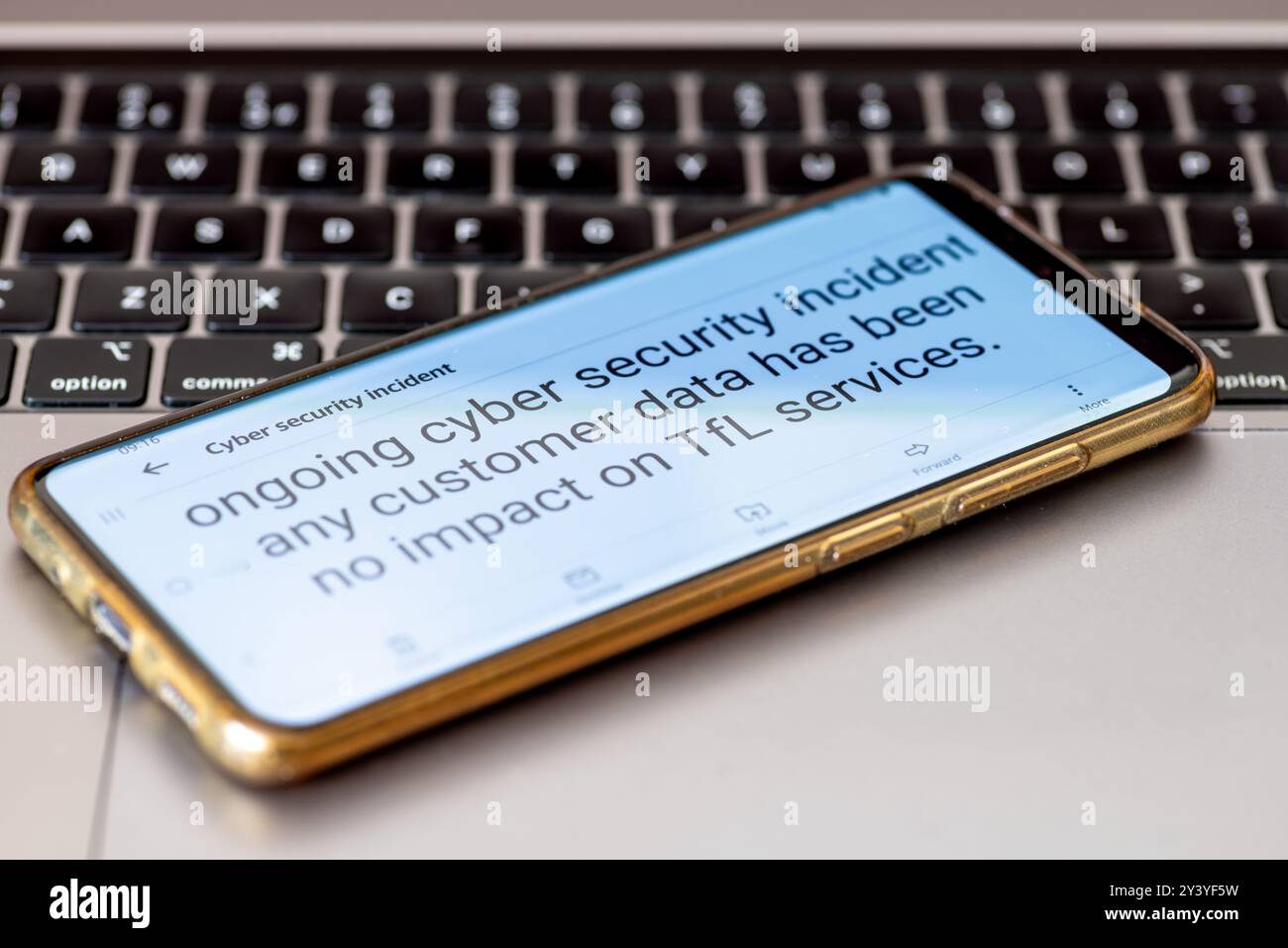 Londra. UK-09.12.2024. Una notifica da parte del Transport for London su un telefono cellulare di un incidente di sicurezza informatica. Foto Stock