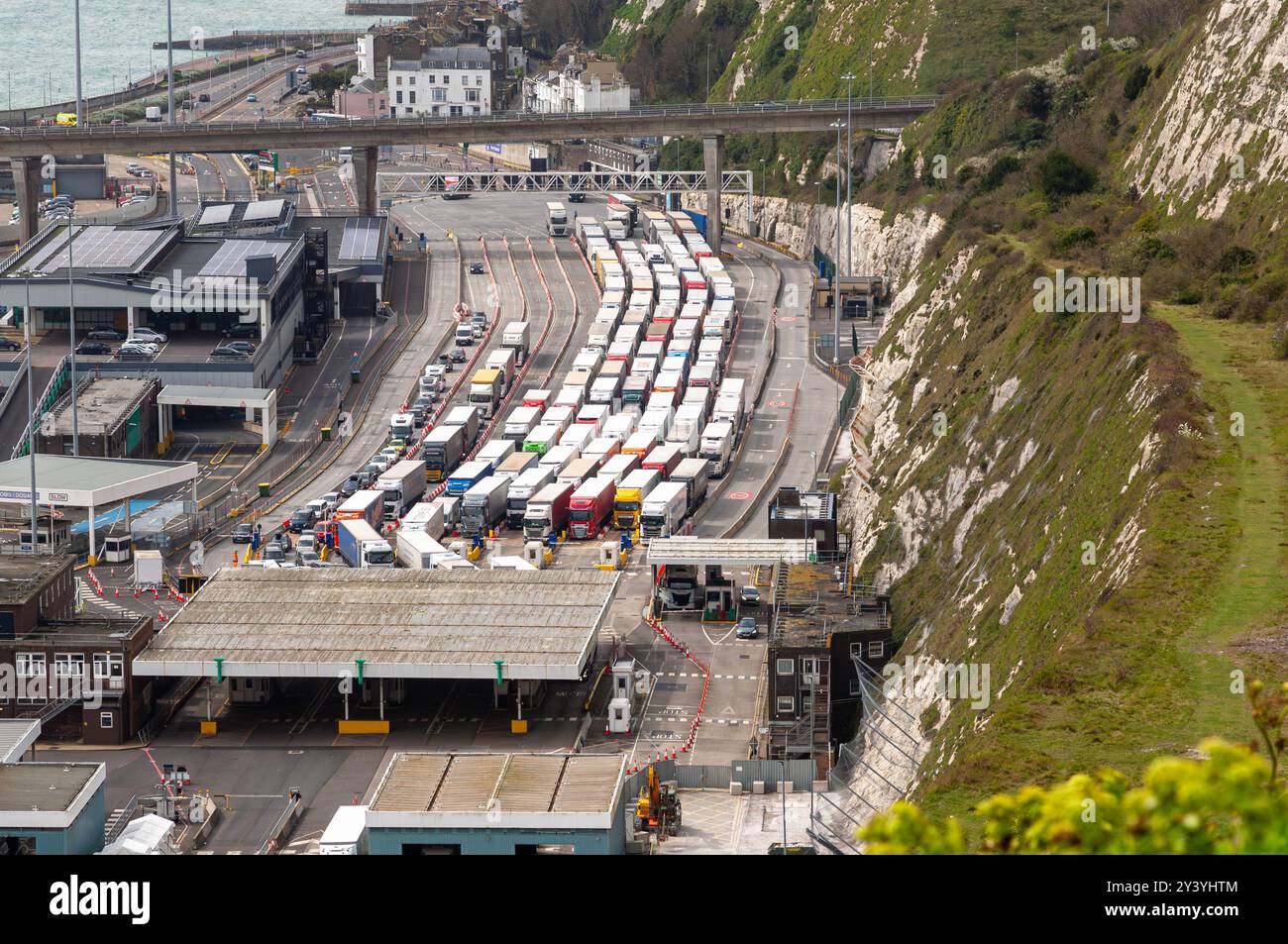 Dover, Kent, Regno Unito - 6 aprile 2024: Fila per i camion per salire a bordo dei traghetti al porto di dover, Kent. Dover è a soli 34 chilometri circa dai porti francesi. Foto Stock