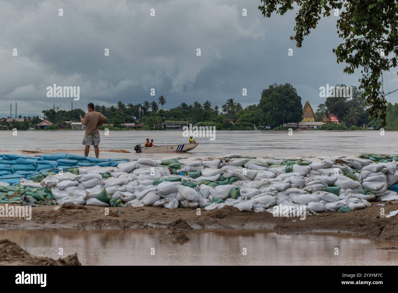 (240915) -- VIENTIANE, 15 settembre 2024 (Xinhua) -- la popolazione locale costruì barriere di sabbia lungo il fiume Mekong per far fronte alle inondazioni di Vientiane, capitale del Laos, 14 settembre 2024. Le autorità del Laos hanno emesso un avviso che esortava i residenti nella capitale del Laos, Vientiane, a prendere ulteriori precauzioni in quanto i rischi di inondazione aumentavano a causa delle forti piogge e del rapido aumento del livello dell'acqua. Il livello del fiume Mekong a Vientiane è stato registrato a 12,57 metri il venerdì, superando il livello di pericolo di 12,50 metri, secondo il Ministero delle risorse naturali e dell'ambiente. (Foto di Kaikeo Saiyasane/Xinhua) Foto Stock