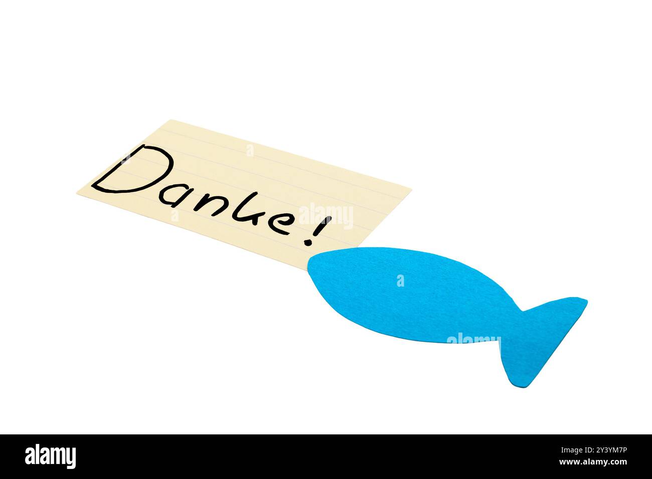 Danke! Parola tedesca scritta a mano su carta beige. Pesce blu nell'angolo. Isolato su bianco. Spazio libero per il testo. Foto Stock
