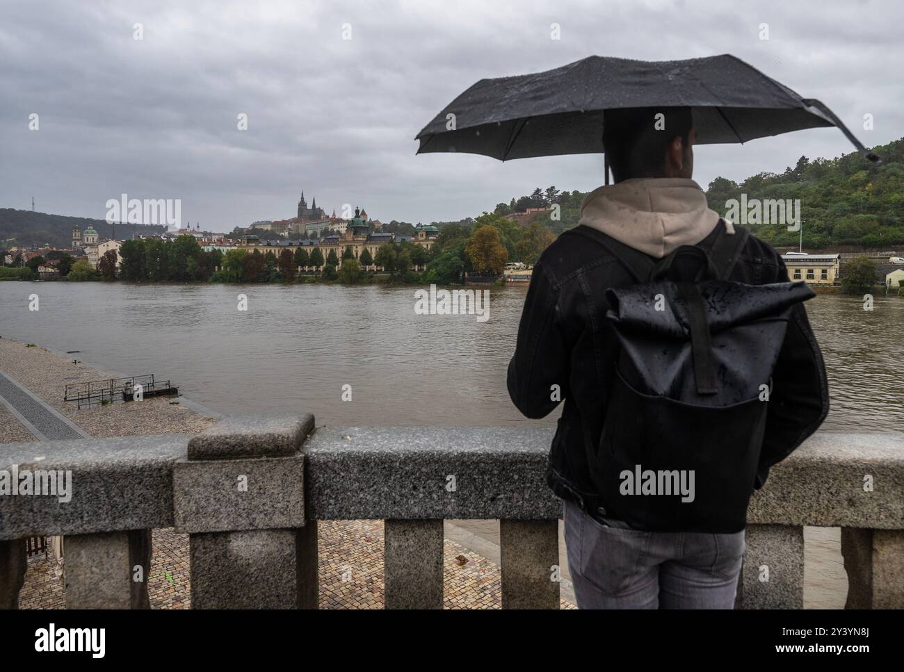 Il 15 settembre 2024 ha inondato il fiume Moldava durante le forti piogge nel centro della città di Praga, Repubblica Ceca. (Foto CTK/Michaela Rihova) Foto Stock